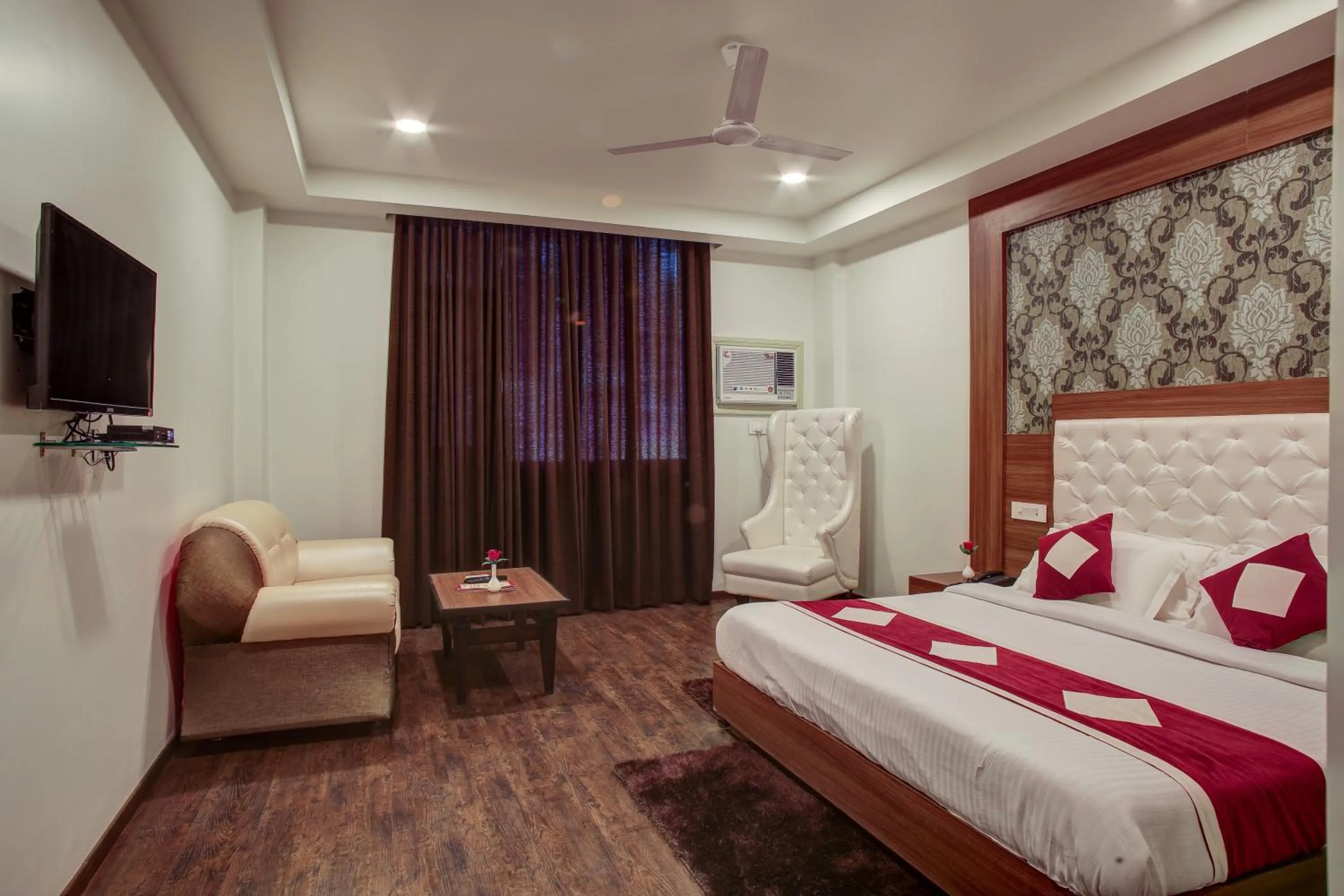 Communal lounge/ TV room, Bed in Hotel The Royal Krishna