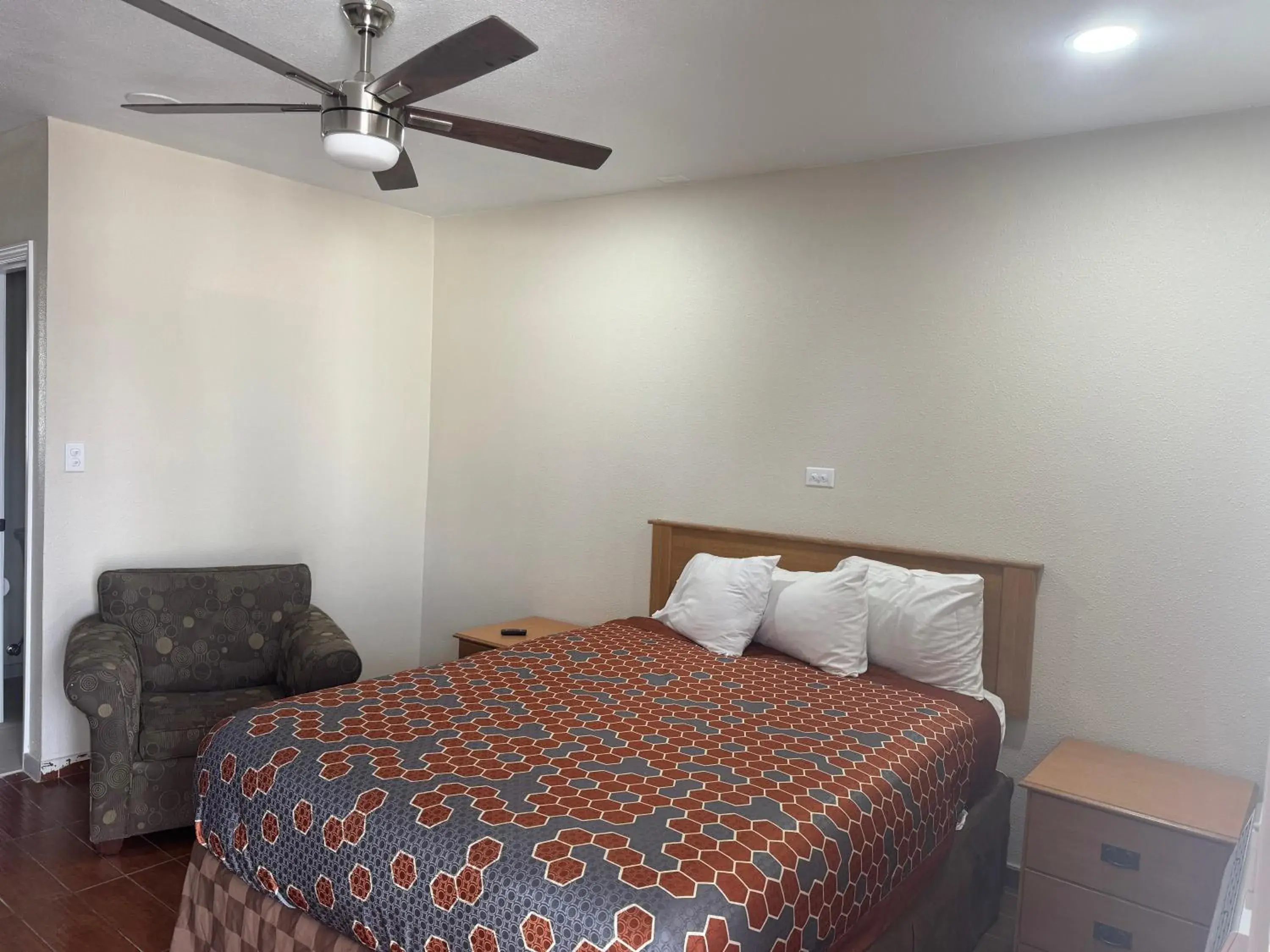 Photo of the whole room, Bed in Townhouse Inn and Suites Photo of the whole room, Bed in Townhouse Inn and Suites