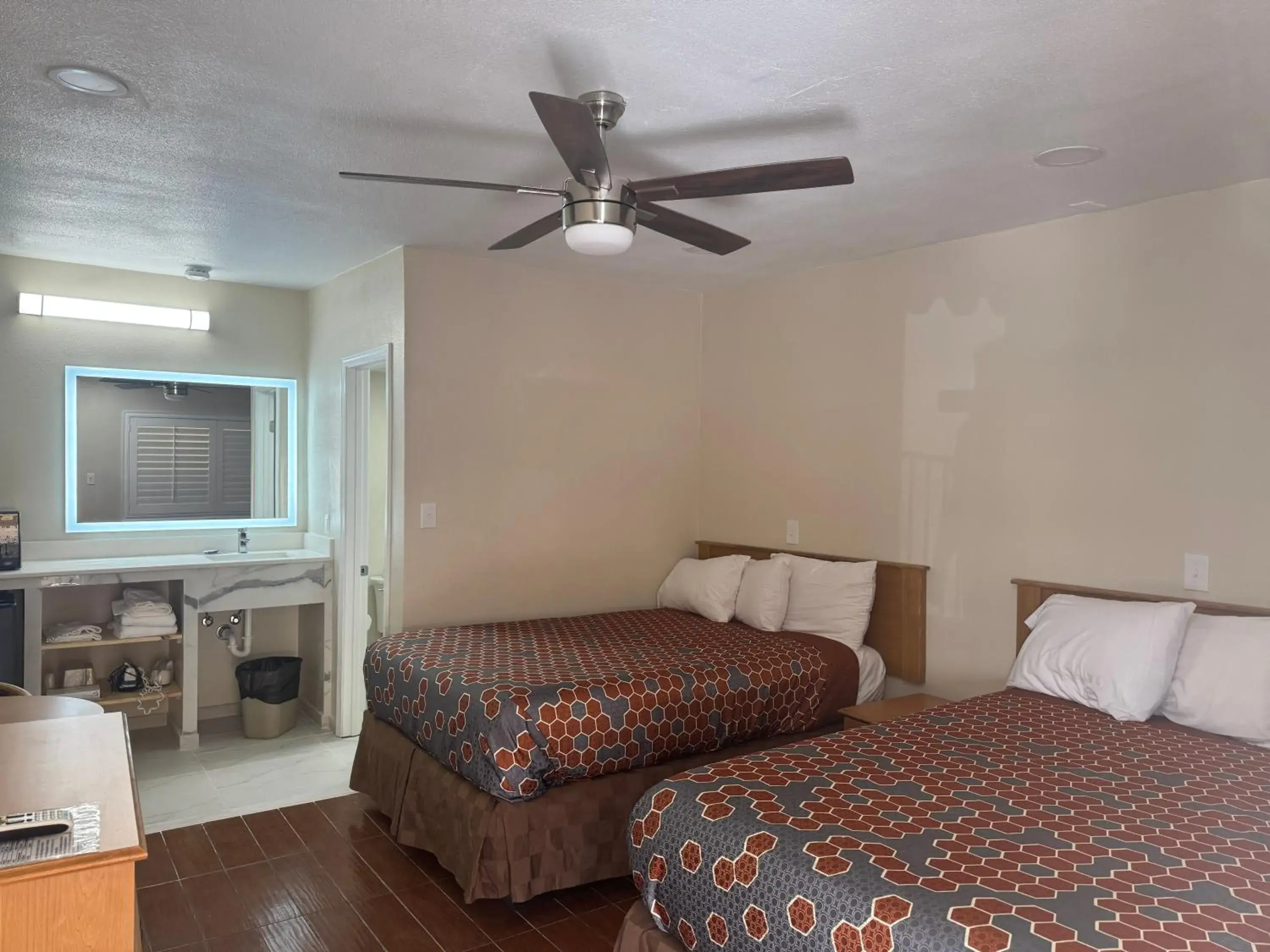 Photo of the whole room, Bed in Townhouse Inn and Suites Photo of the whole room, Bed in Townhouse Inn and Suites