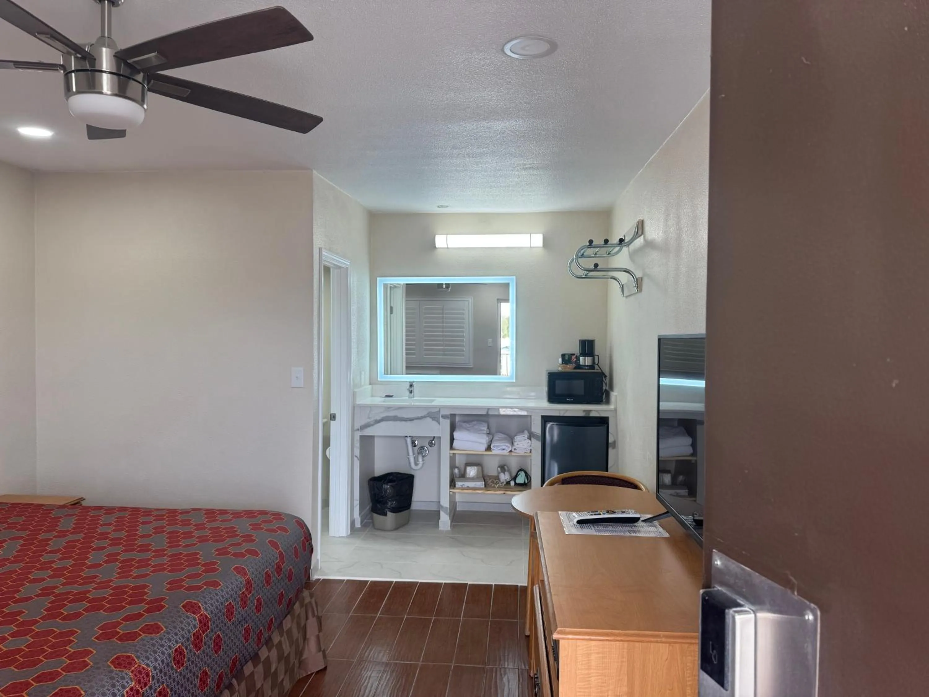 Photo of the whole room, Bed in Townhouse Inn and Suites