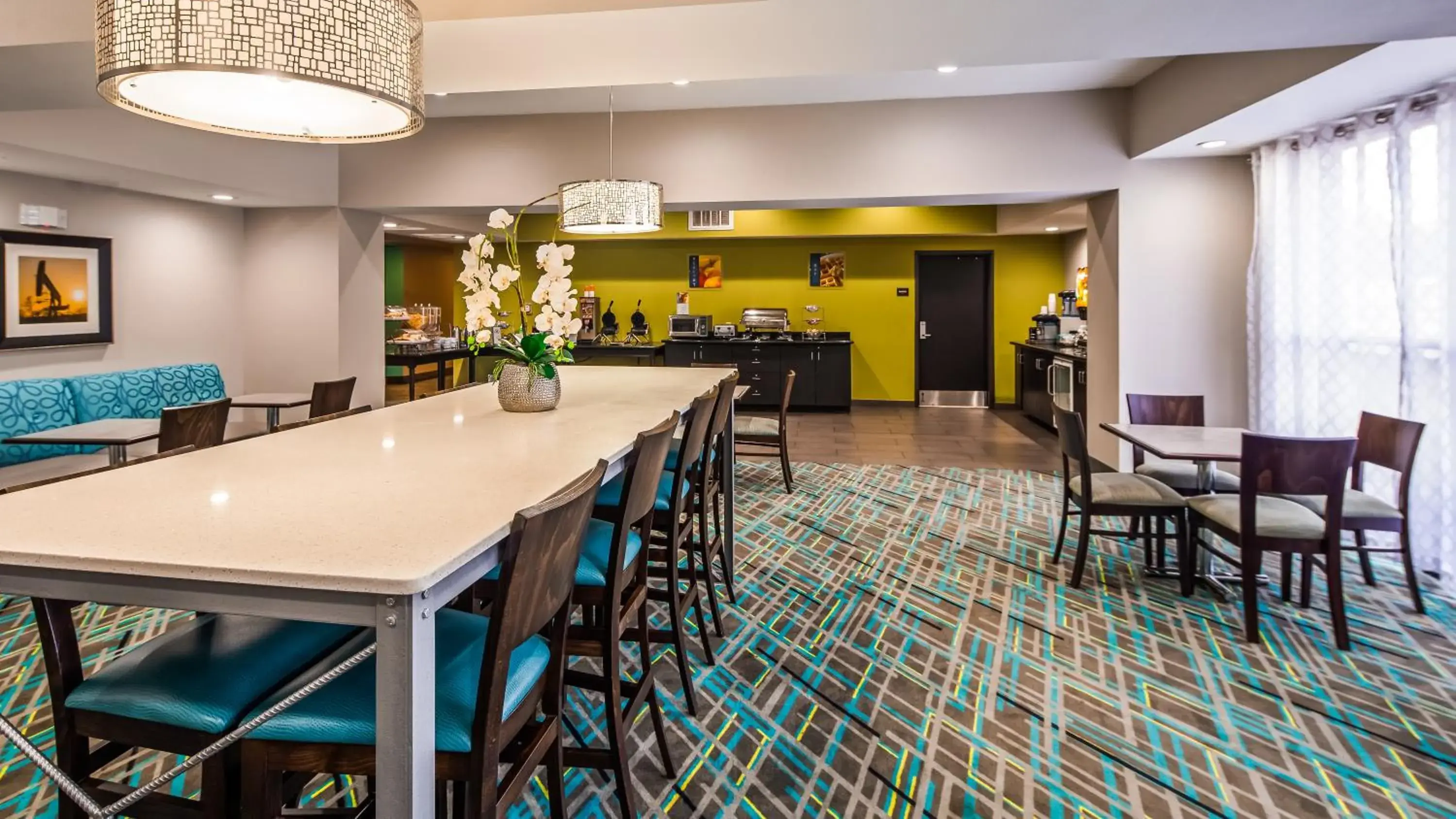 Lounge or bar in Ramada by Wyndham Burkburnett - Wichita Falls Lounge or bar in Ramada by Wyndham Burkburnett - Wichita Falls