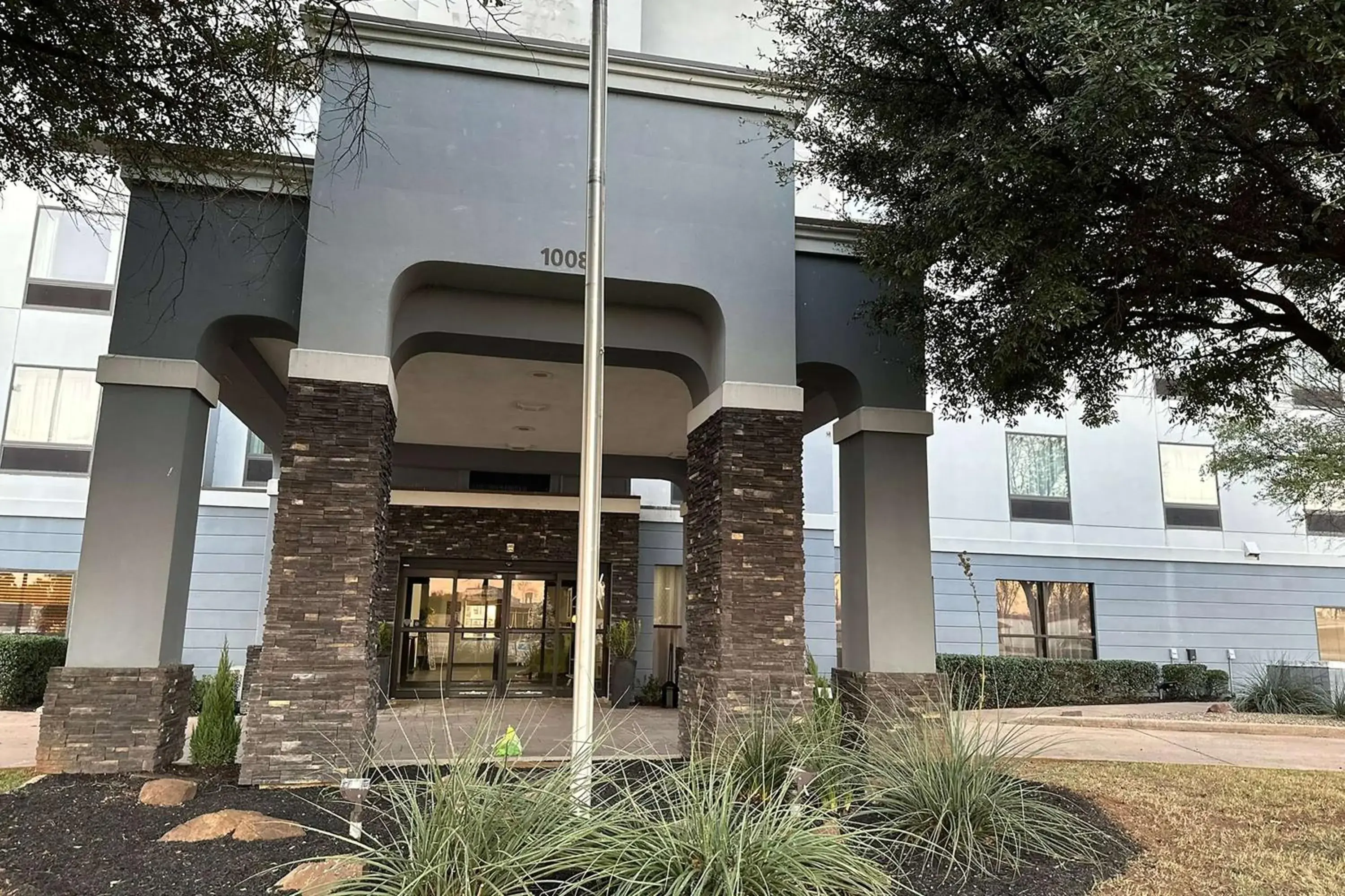 Property building in Ramada by Wyndham Burkburnett - Wichita Falls Property building in Ramada by Wyndham Burkburnett - Wichita Falls