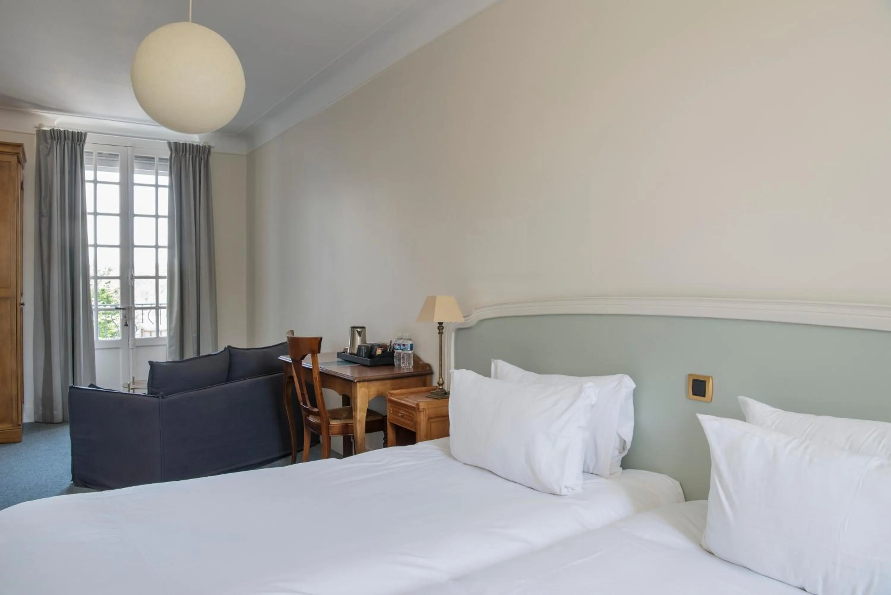 Bed in Hôtel Restaurant De La Poste & Du Lion D'or