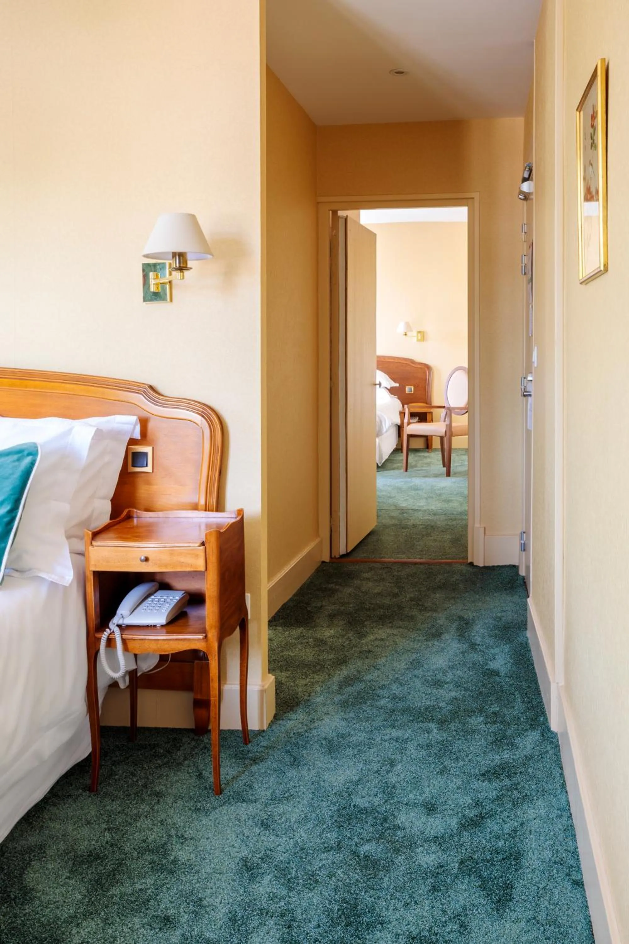 Bed in Hôtel Restaurant De La Poste & Du Lion D'or