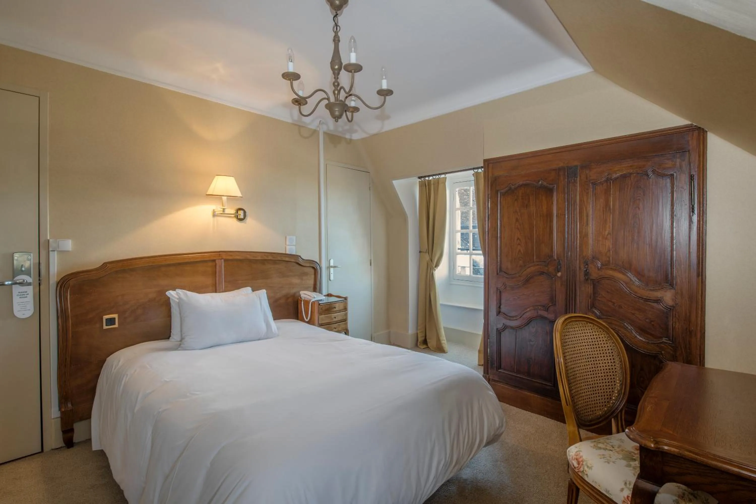 Coffee/tea facilities, Bed in Hôtel Restaurant De La Poste & Du Lion D'or