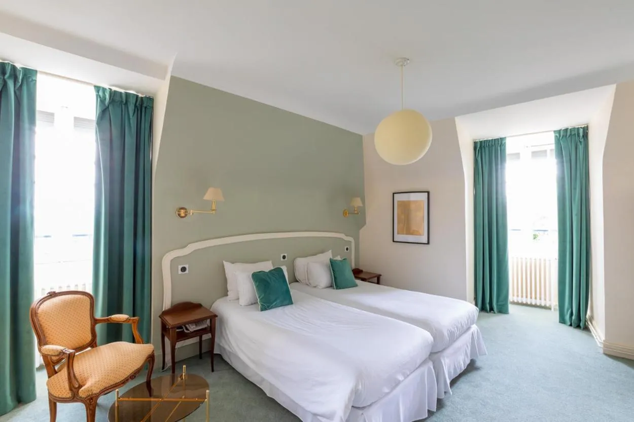 Bed in Hôtel Restaurant De La Poste & Du Lion D'or