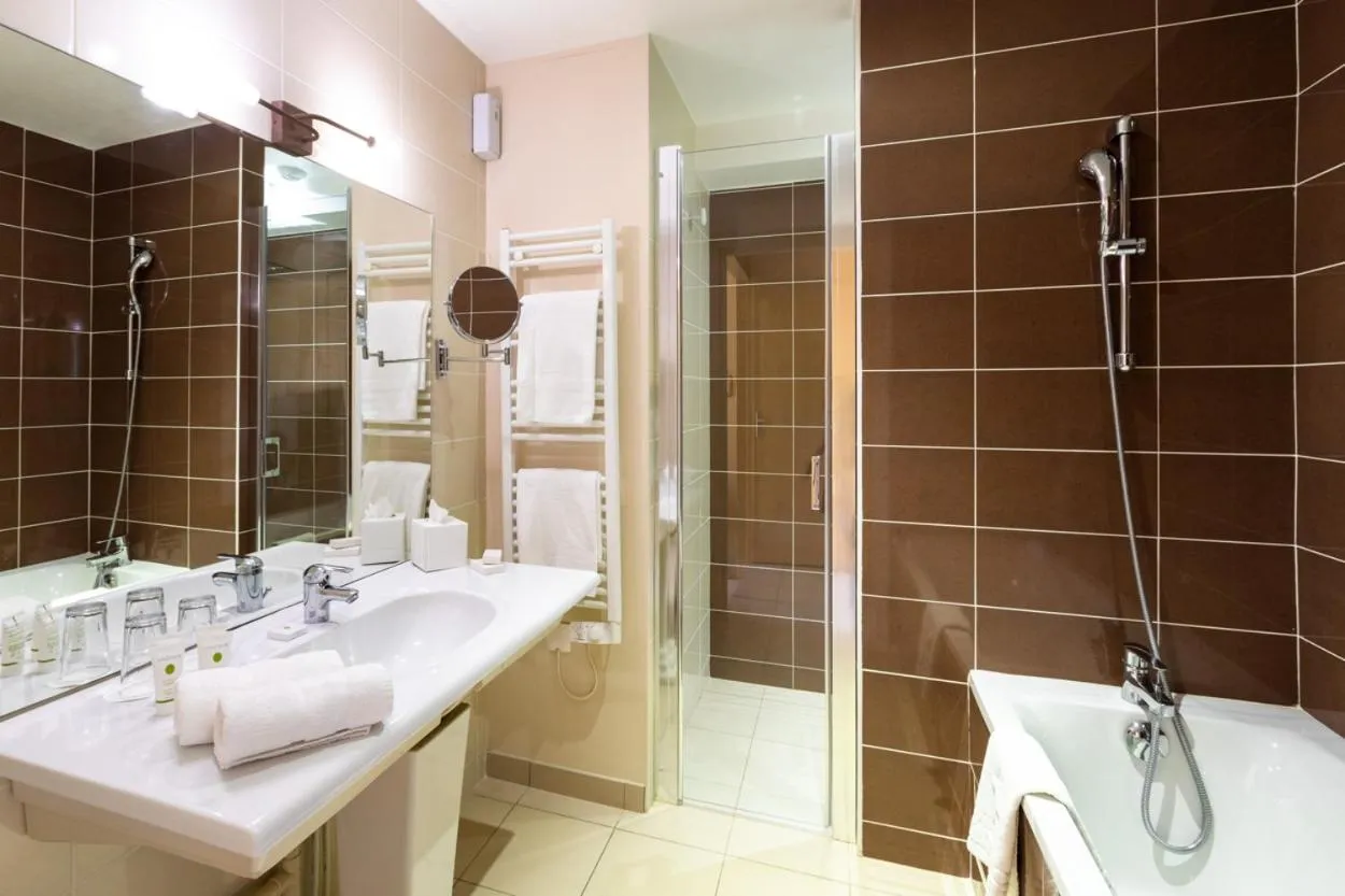 Bathroom in Hôtel Restaurant De La Poste & Du Lion D'or