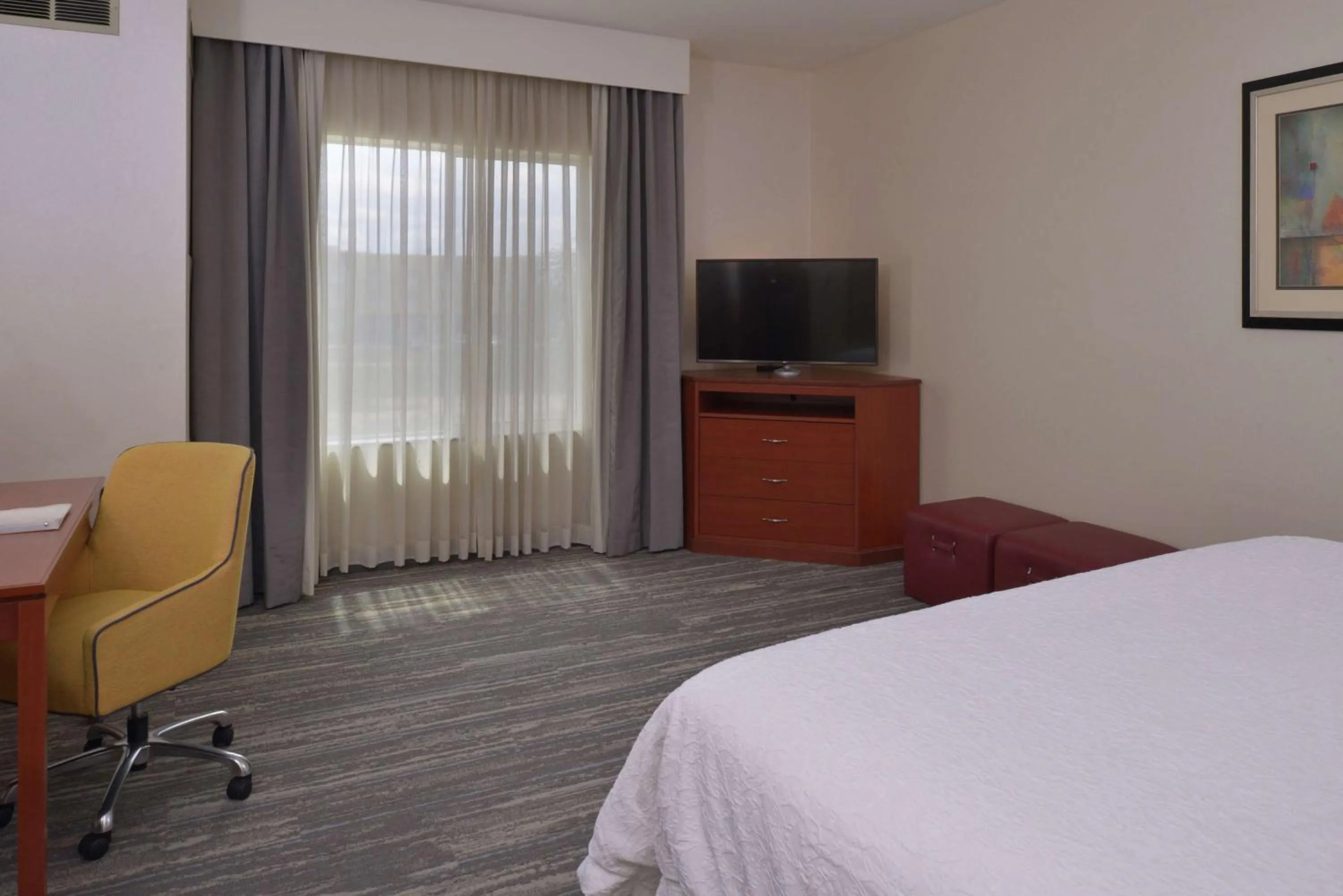 Bedroom, Bed in Hampton Inn and Suites Bakersfield North-Airport