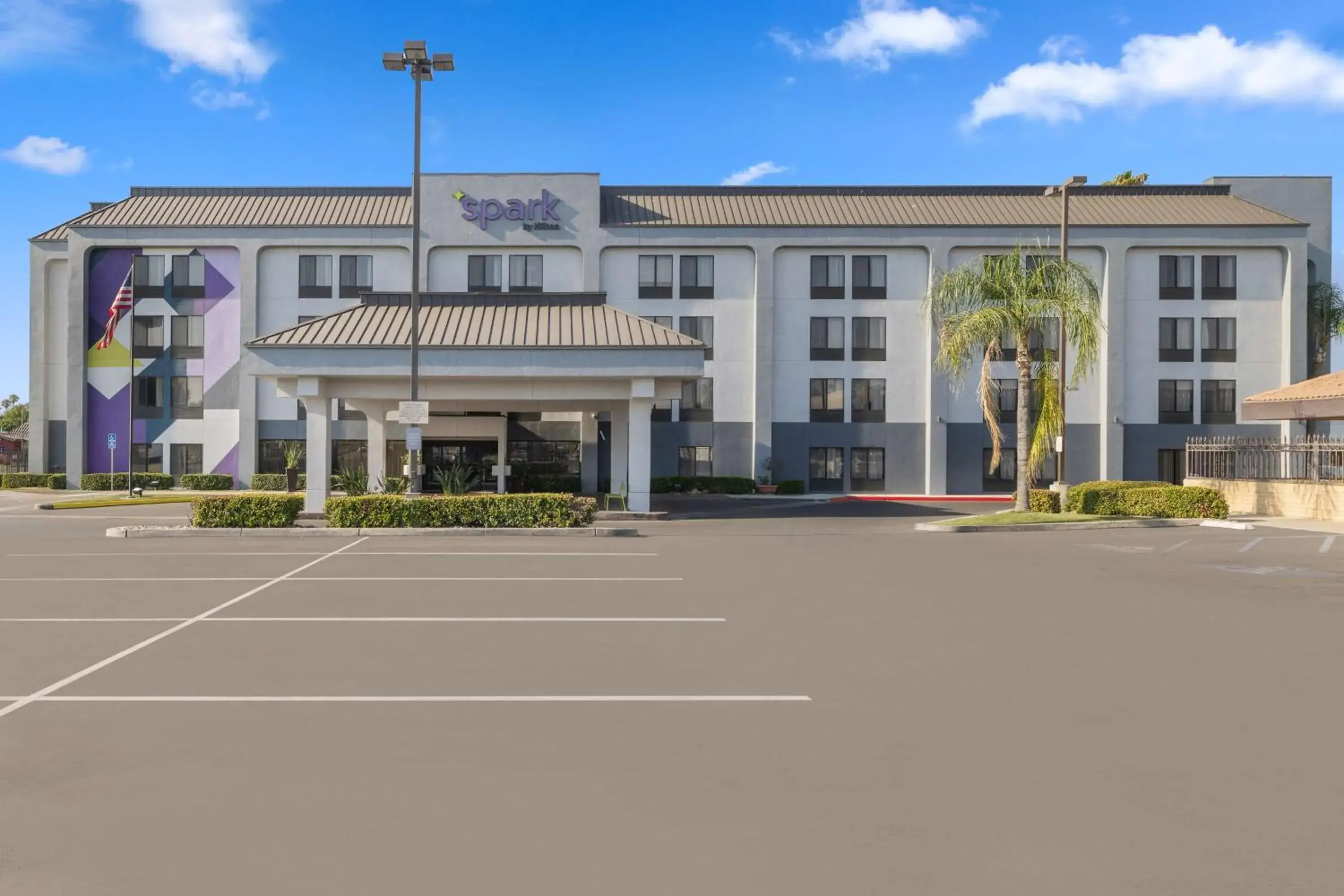 Property building in Spark by Hilton Bakersfield Central Property building in Spark by Hilton Bakersfield Central