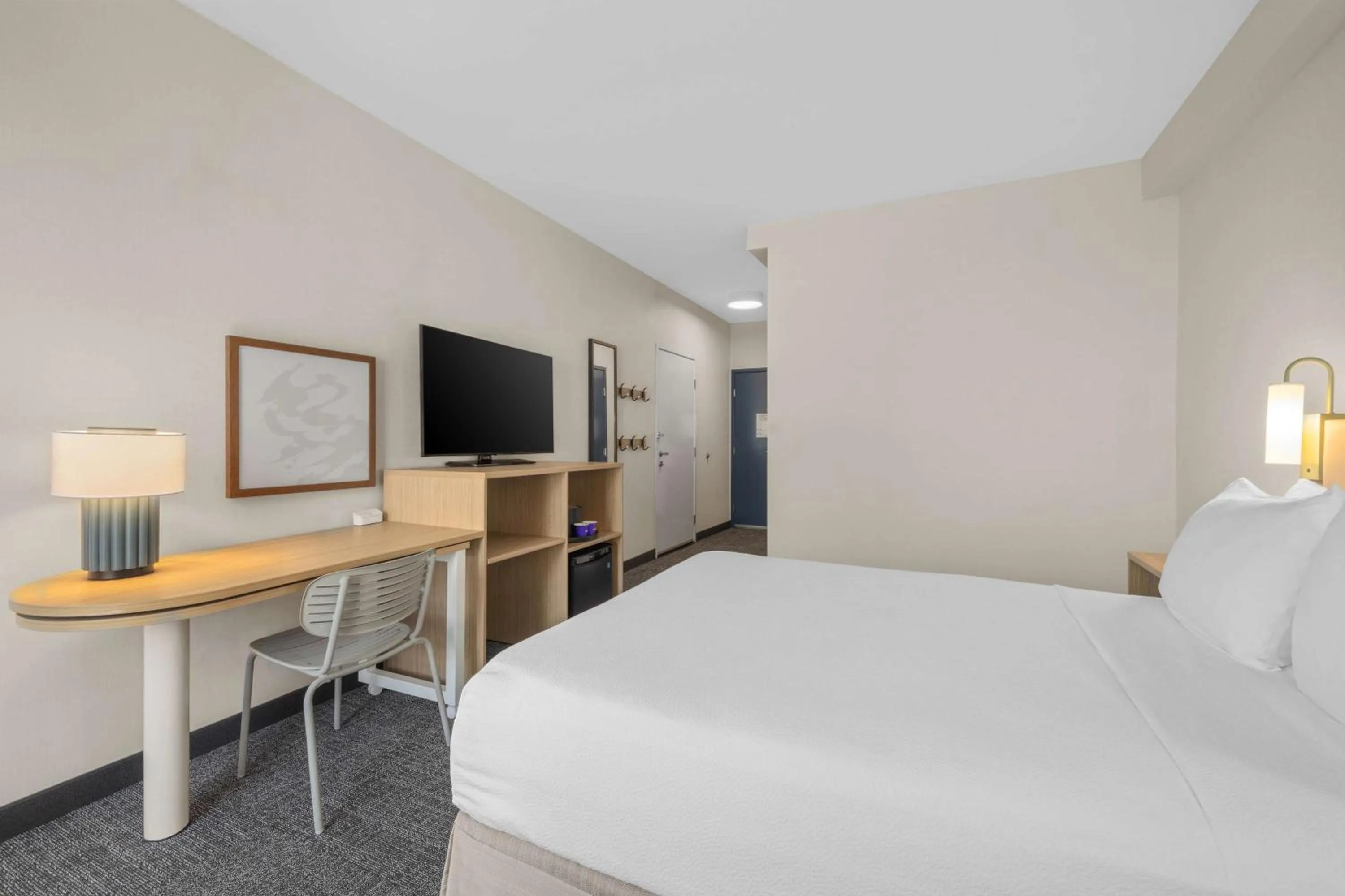 Bedroom, Bed in Spark by Hilton Bakersfield Central