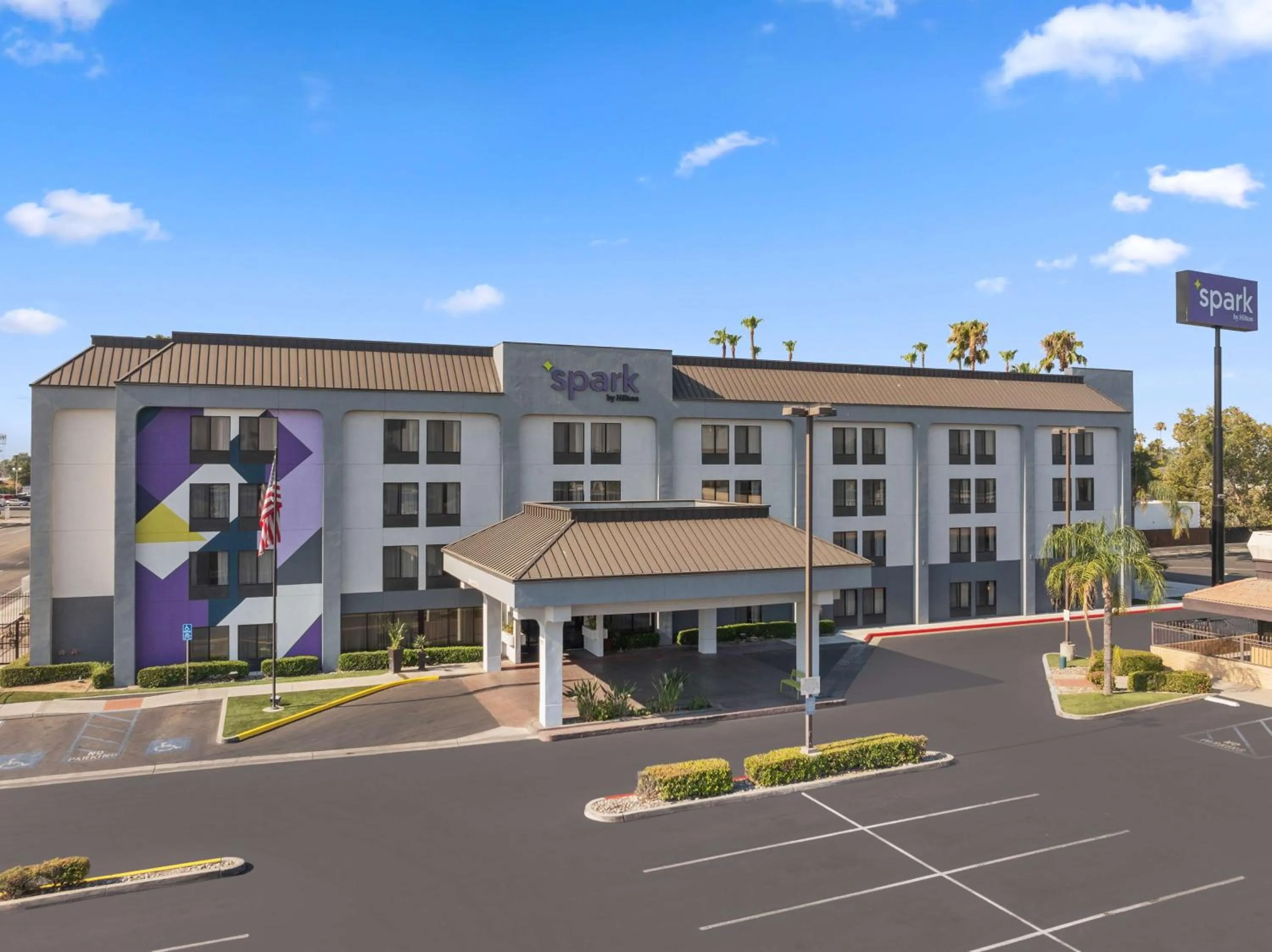 Property building in Spark by Hilton Bakersfield Central
