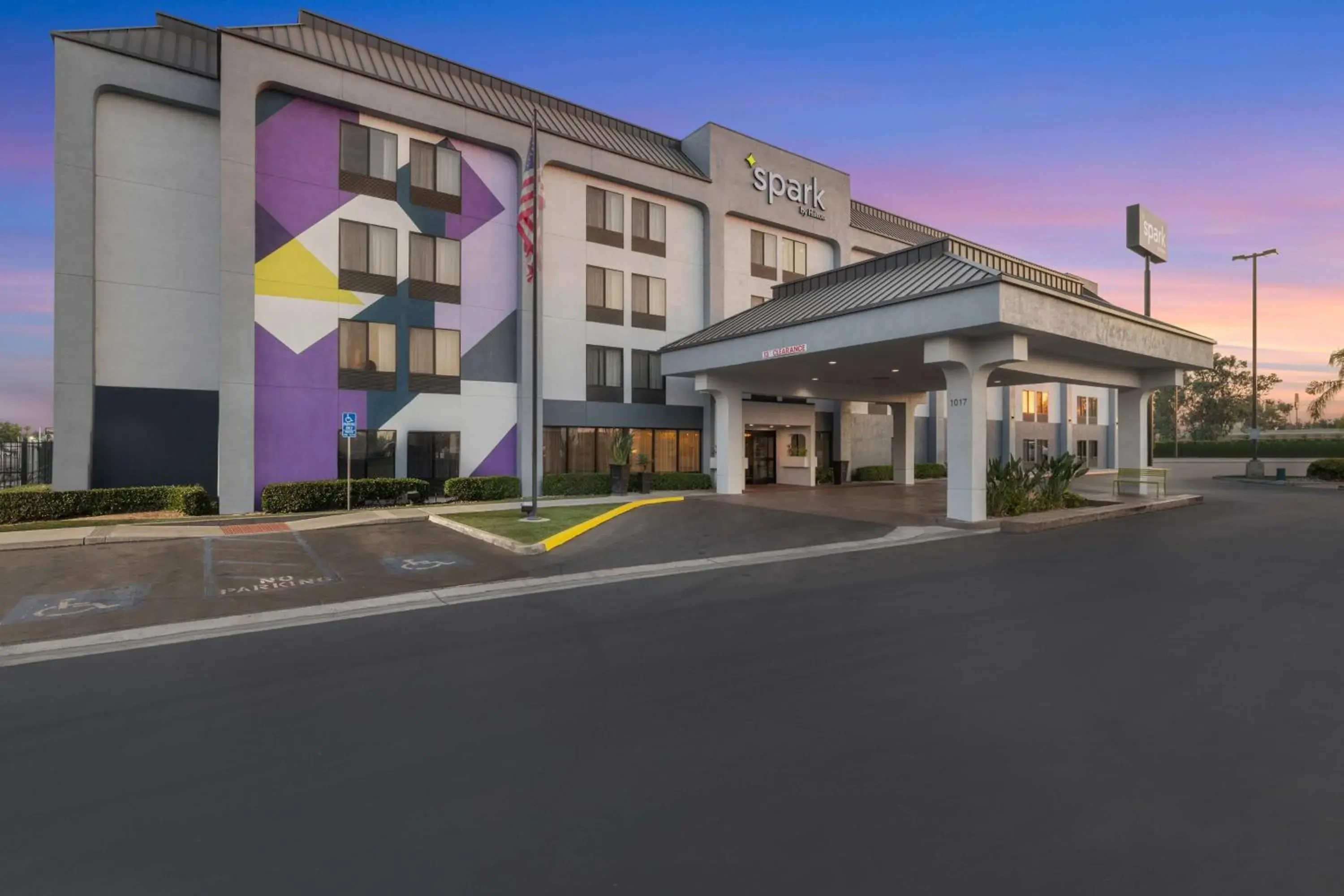 Property building in Spark by Hilton Bakersfield Central Property building in Spark by Hilton Bakersfield Central