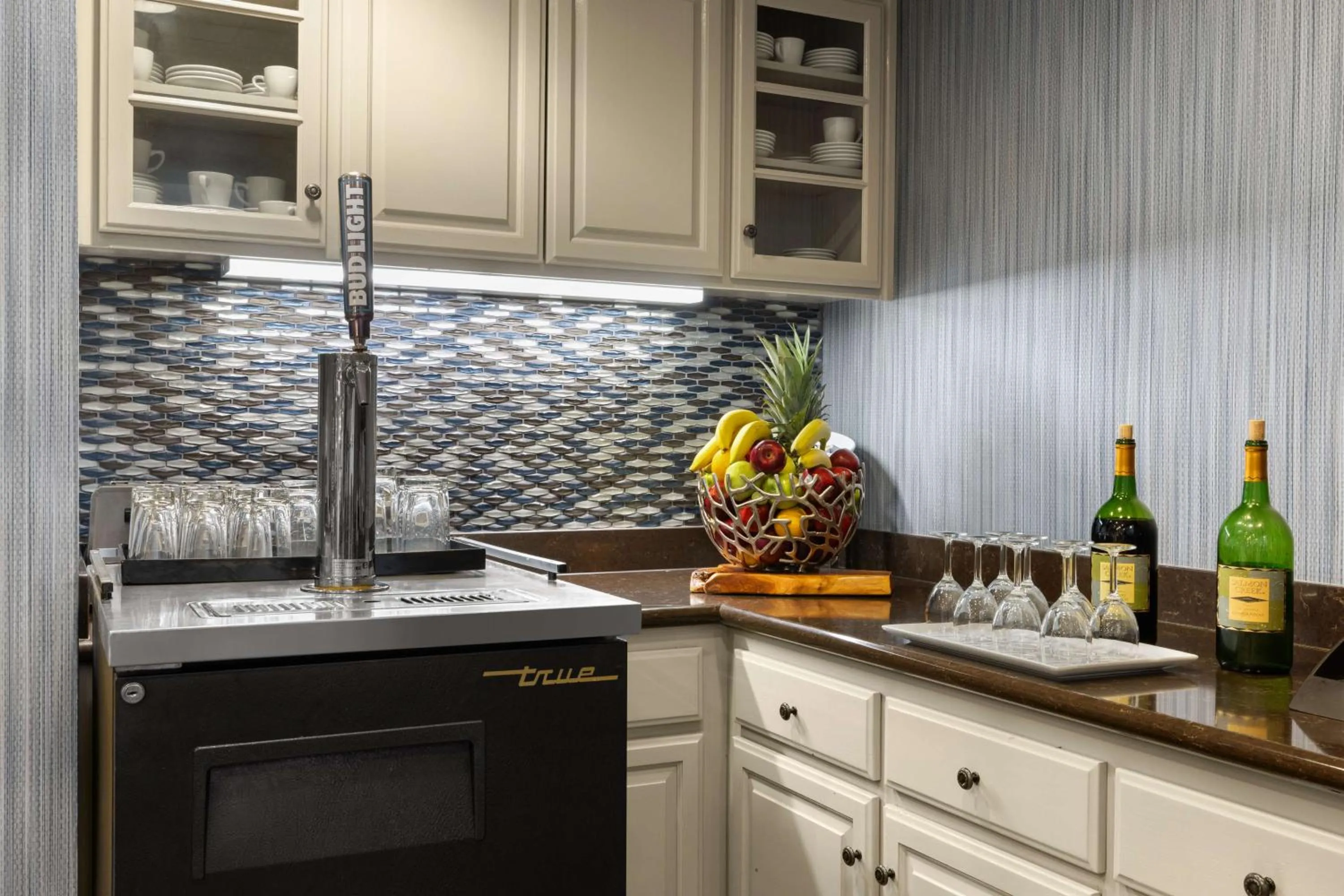 Dining area in Homewood Suites Bakersfield