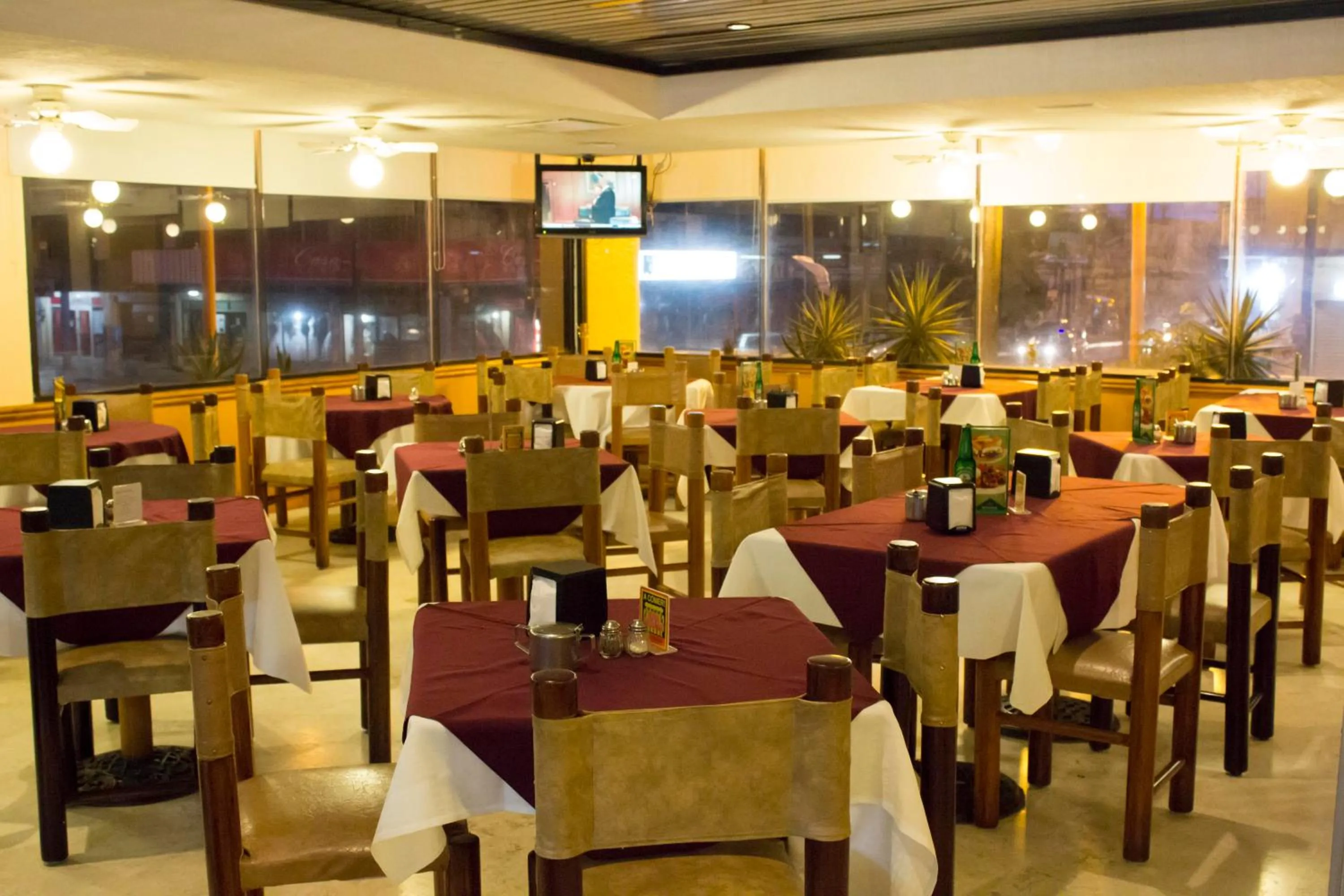 Restaurant/places to eat in Hotel Enriquez