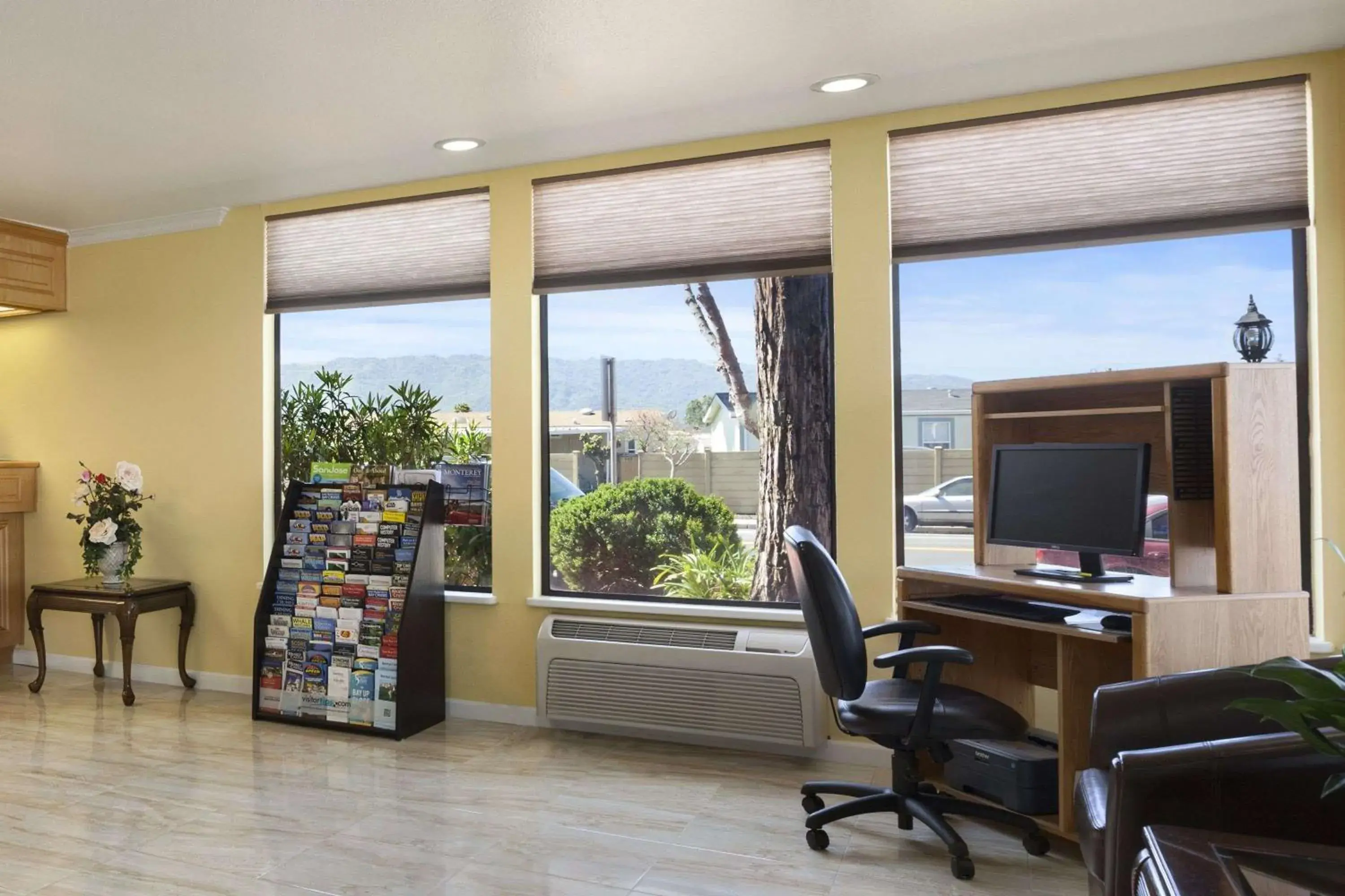 Lobby or reception in Days Inn by Wyndham Gilroy Lobby or reception in Days Inn by Wyndham Gilroy