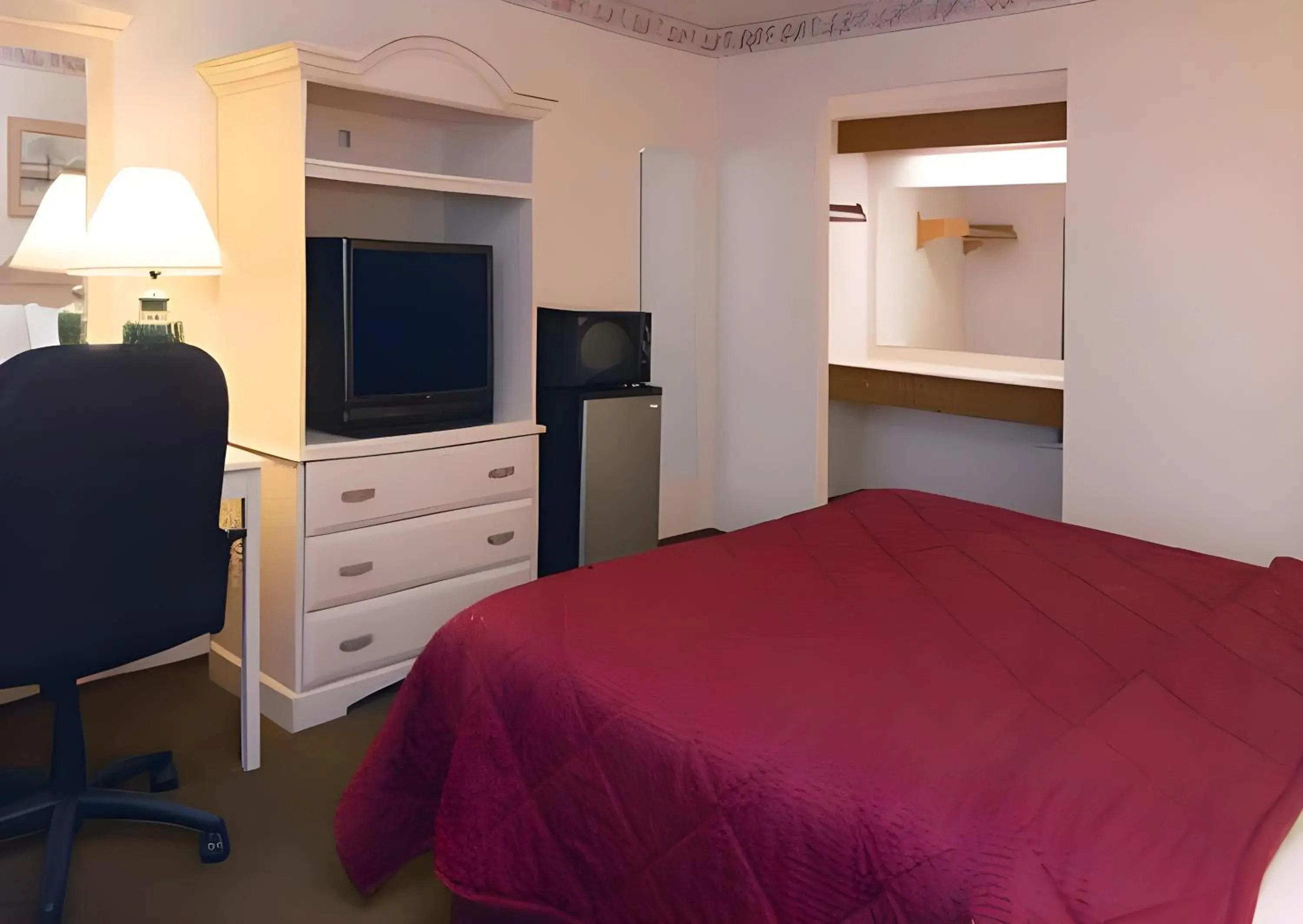 TV and multimedia, Bed in Days Inn by Wyndham Gilroy TV and multimedia, Bed in Days Inn by Wyndham Gilroy