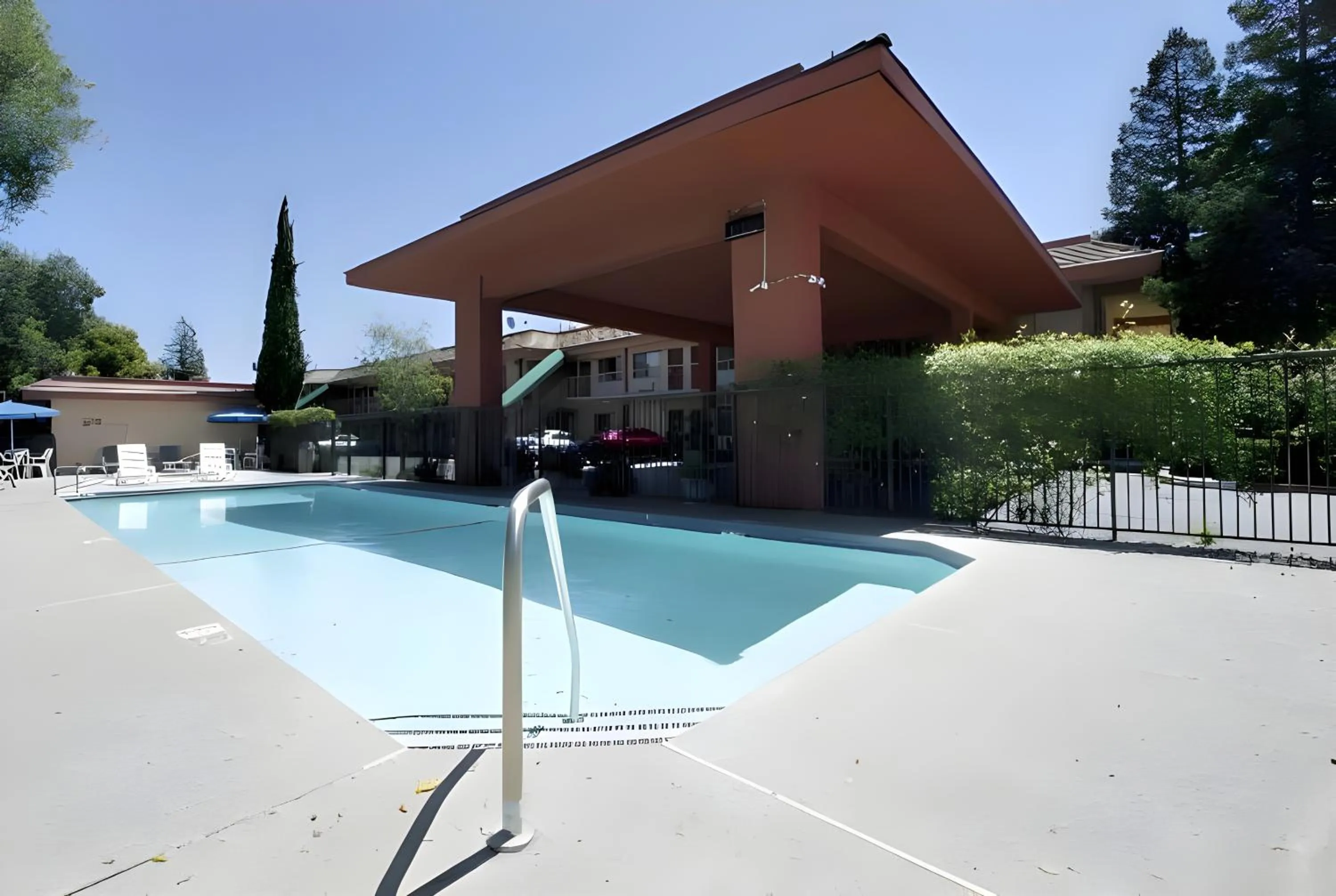 Facade/entrance in Days Inn by Wyndham Gilroy