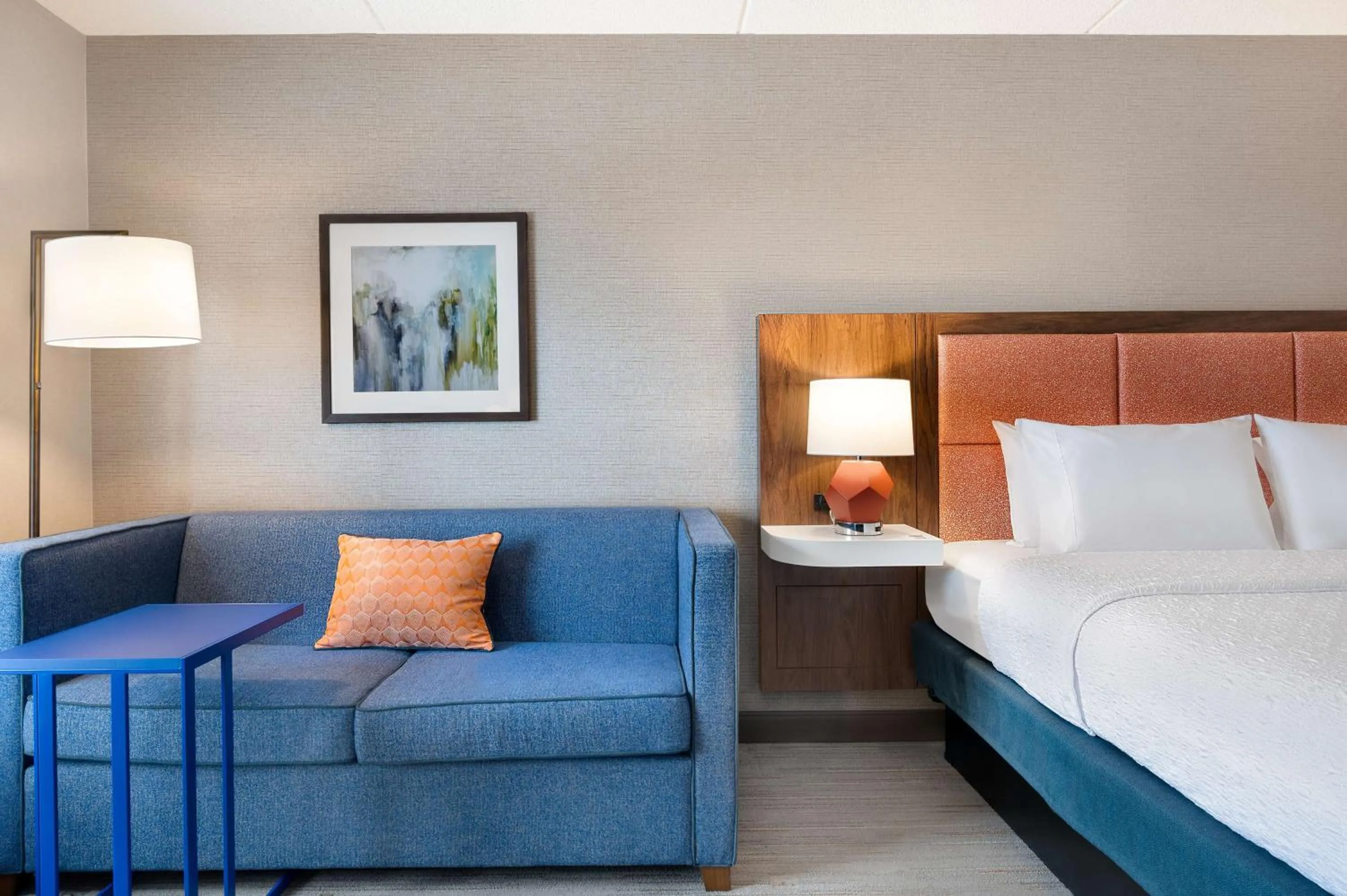 Living room, Bed in Hampton Inn Bloomsburg