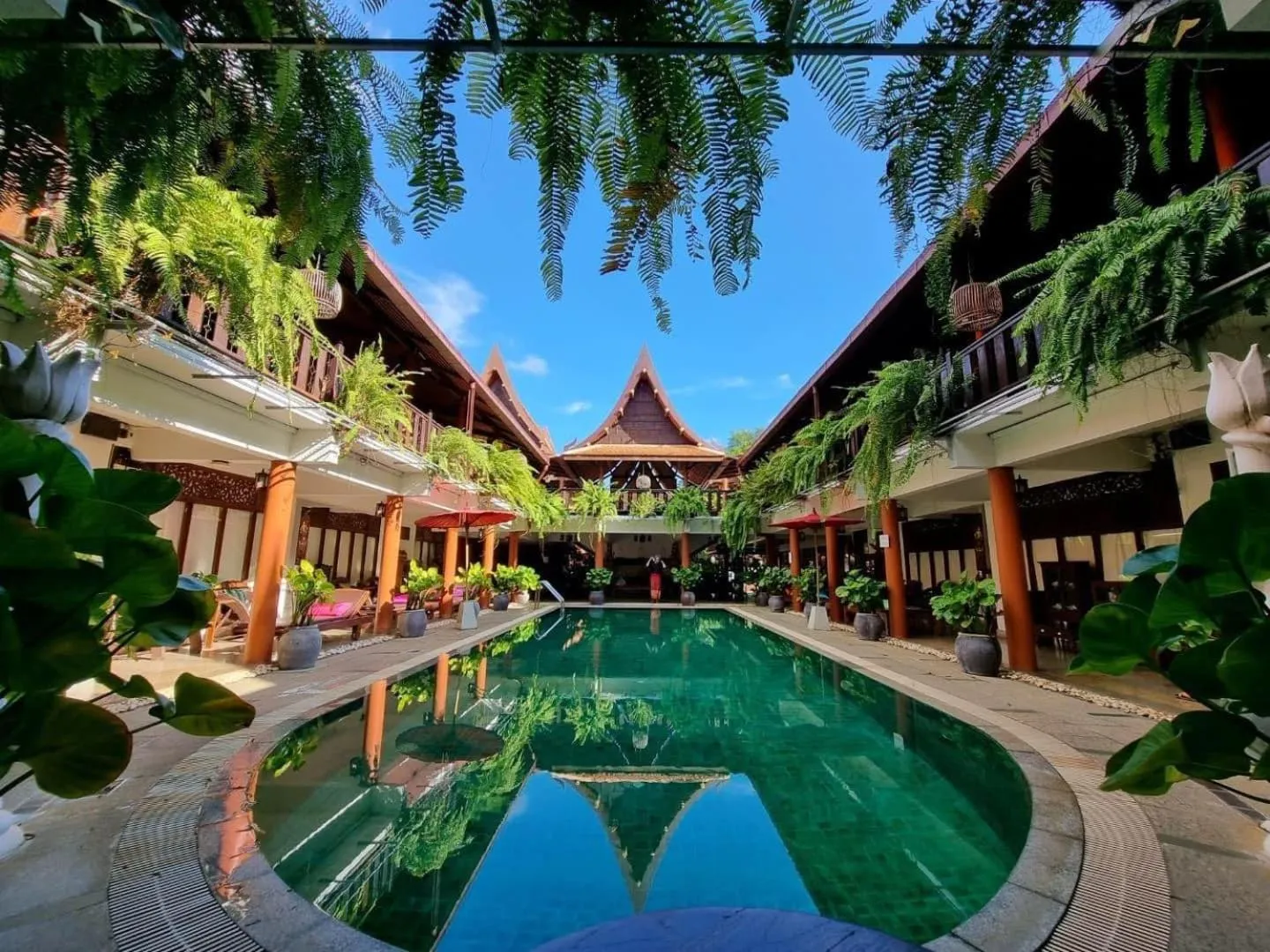 Swimming pool in Ruean Thai Hotel