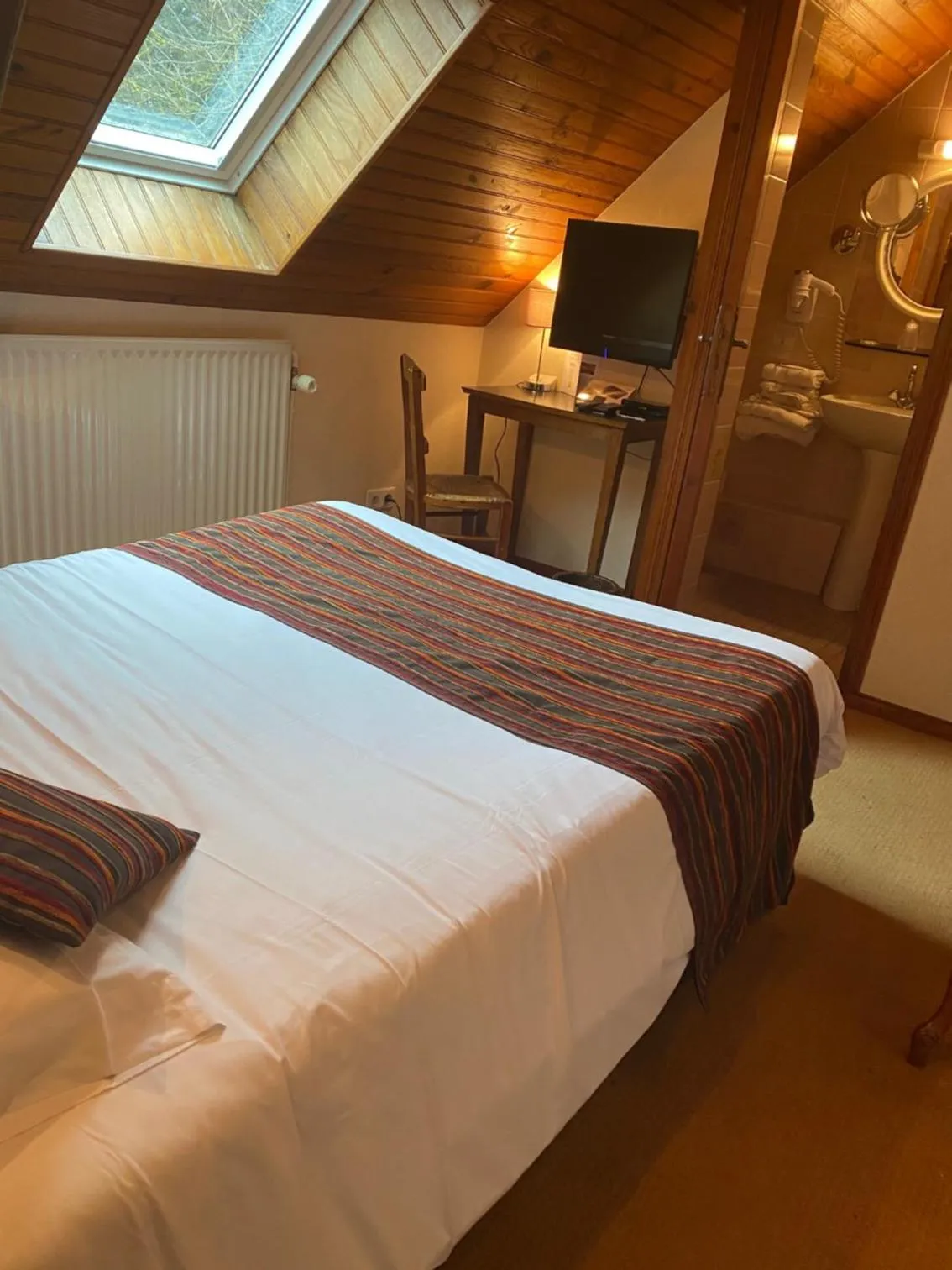 Bed in Logis Hôtels Restaurant Le Relais Chenonceaux