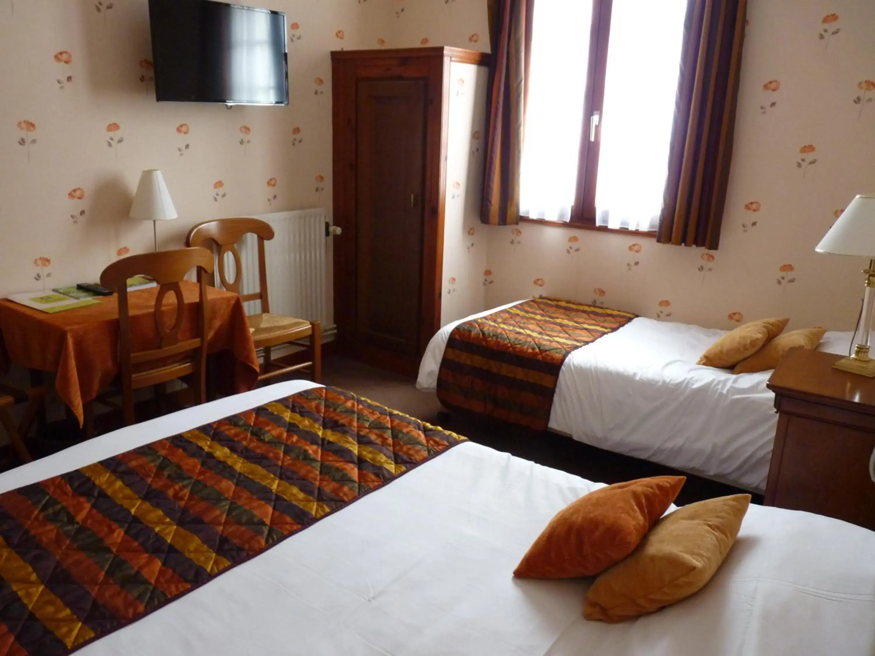 Facade/entrance, Bed in Logis Hôtels Restaurant Le Relais Chenonceaux Facade/entrance, Bed in Logis Hôtels Restaurant Le Relais Chenonceaux