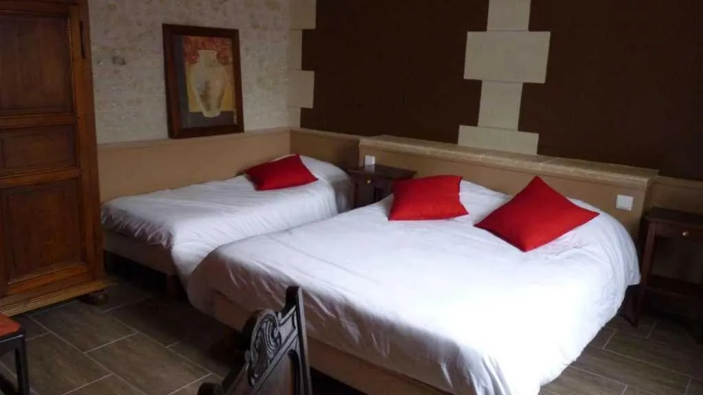 Bed in Logis Hôtels Restaurant Le Relais Chenonceaux