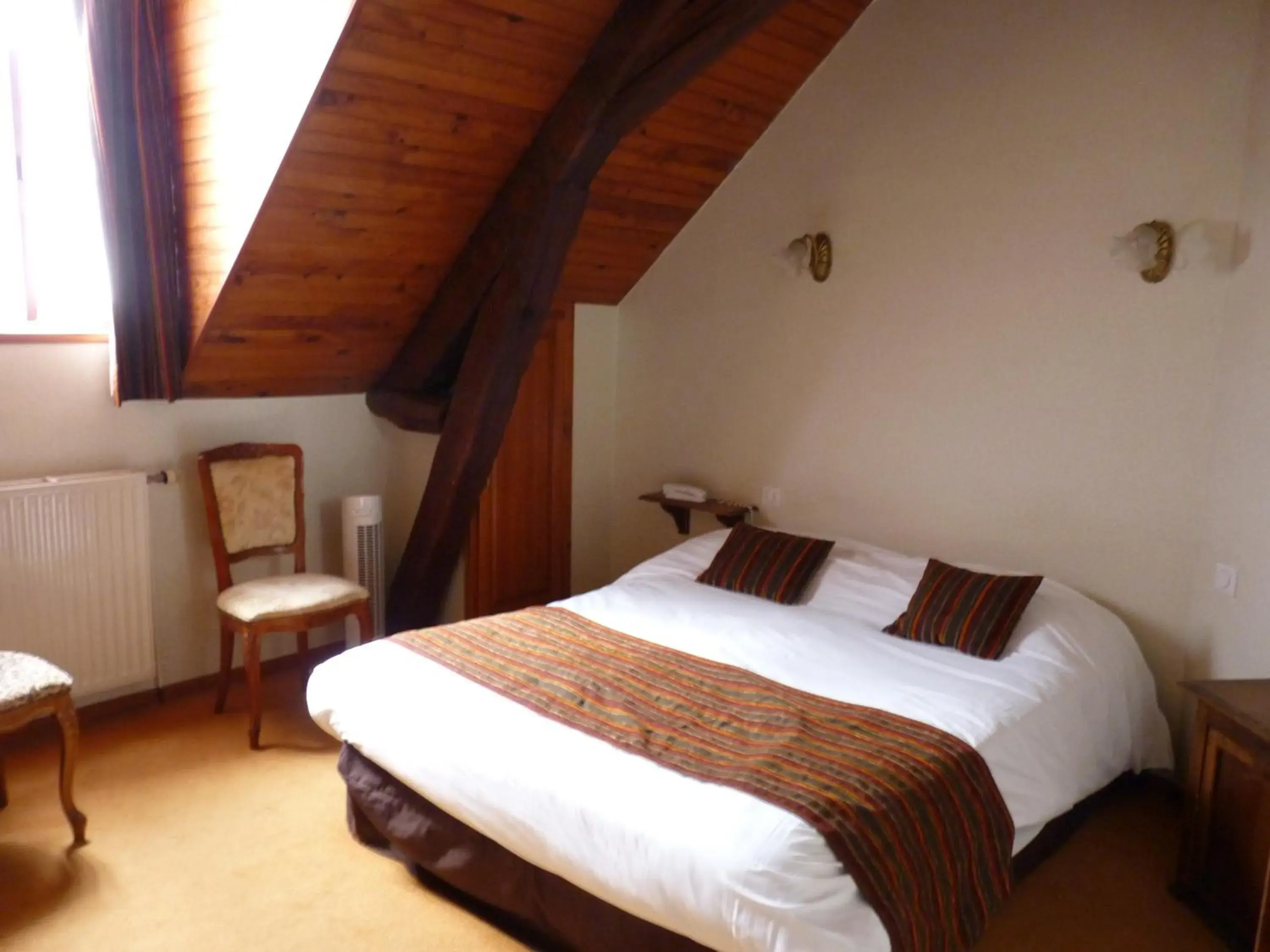 Bed in Logis Hôtels Restaurant Le Relais Chenonceaux Bed in Logis Hôtels Restaurant Le Relais Chenonceaux