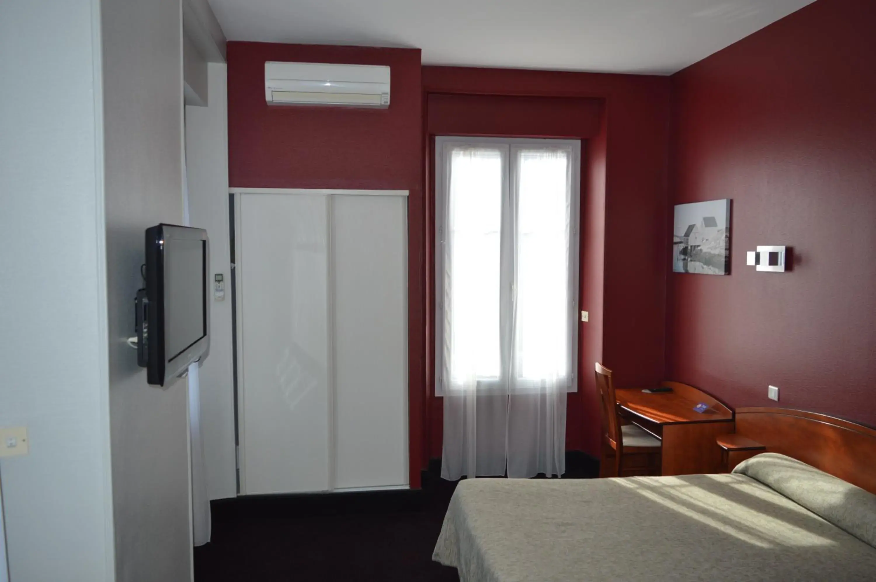 Double Room in Hotel de La Paix Double Room in Hotel de La Paix