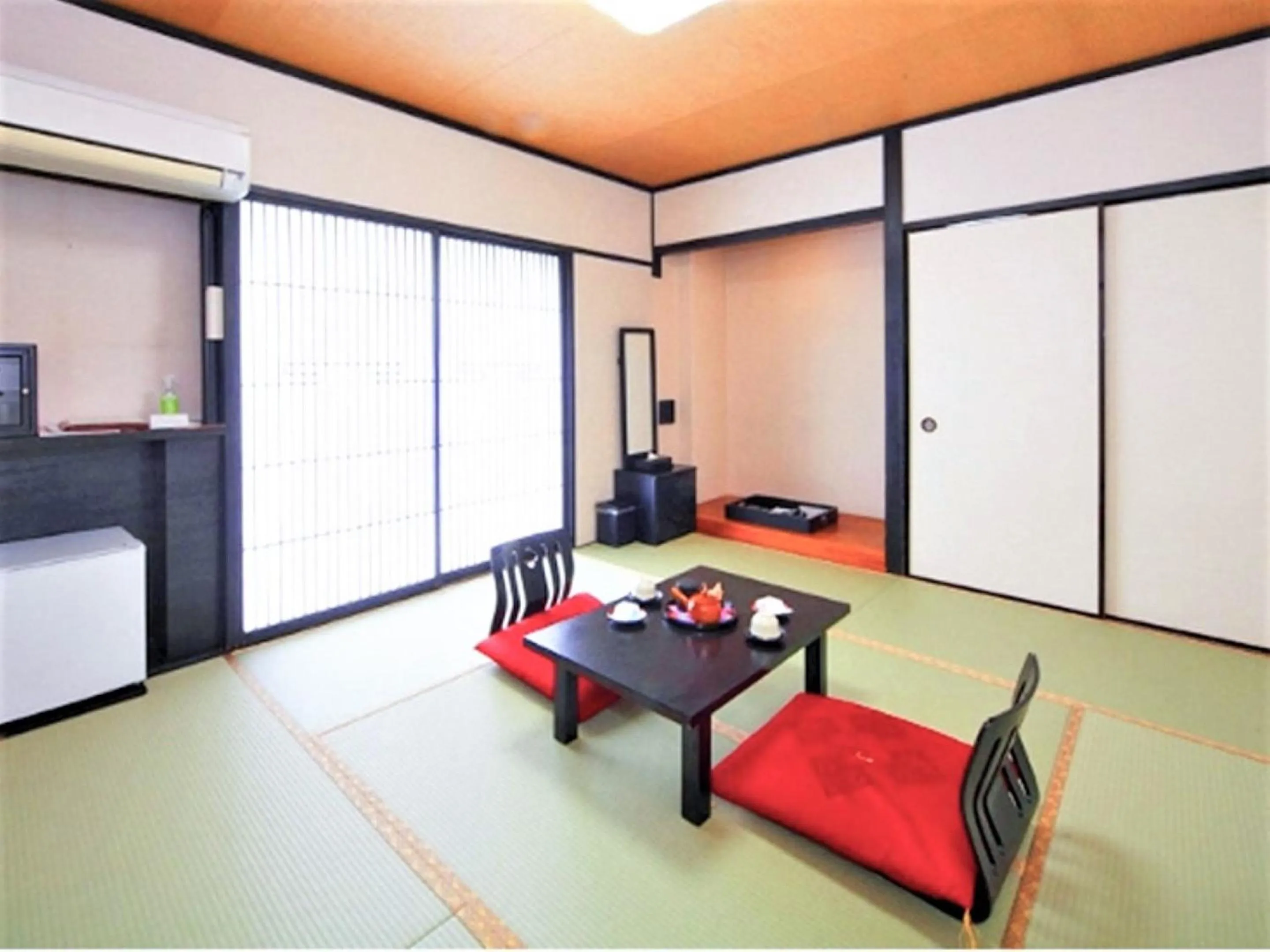 Photo of the whole room in Hotel Chatelet Inn Kyoto