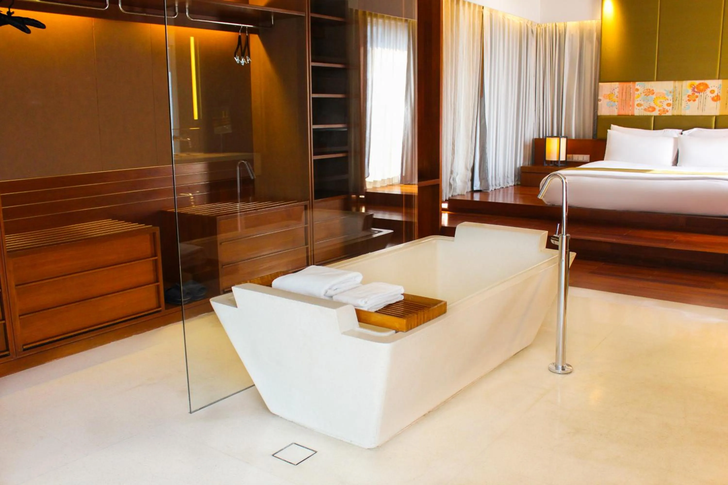 Bath, Bed in Hansar Bangkok Hotel