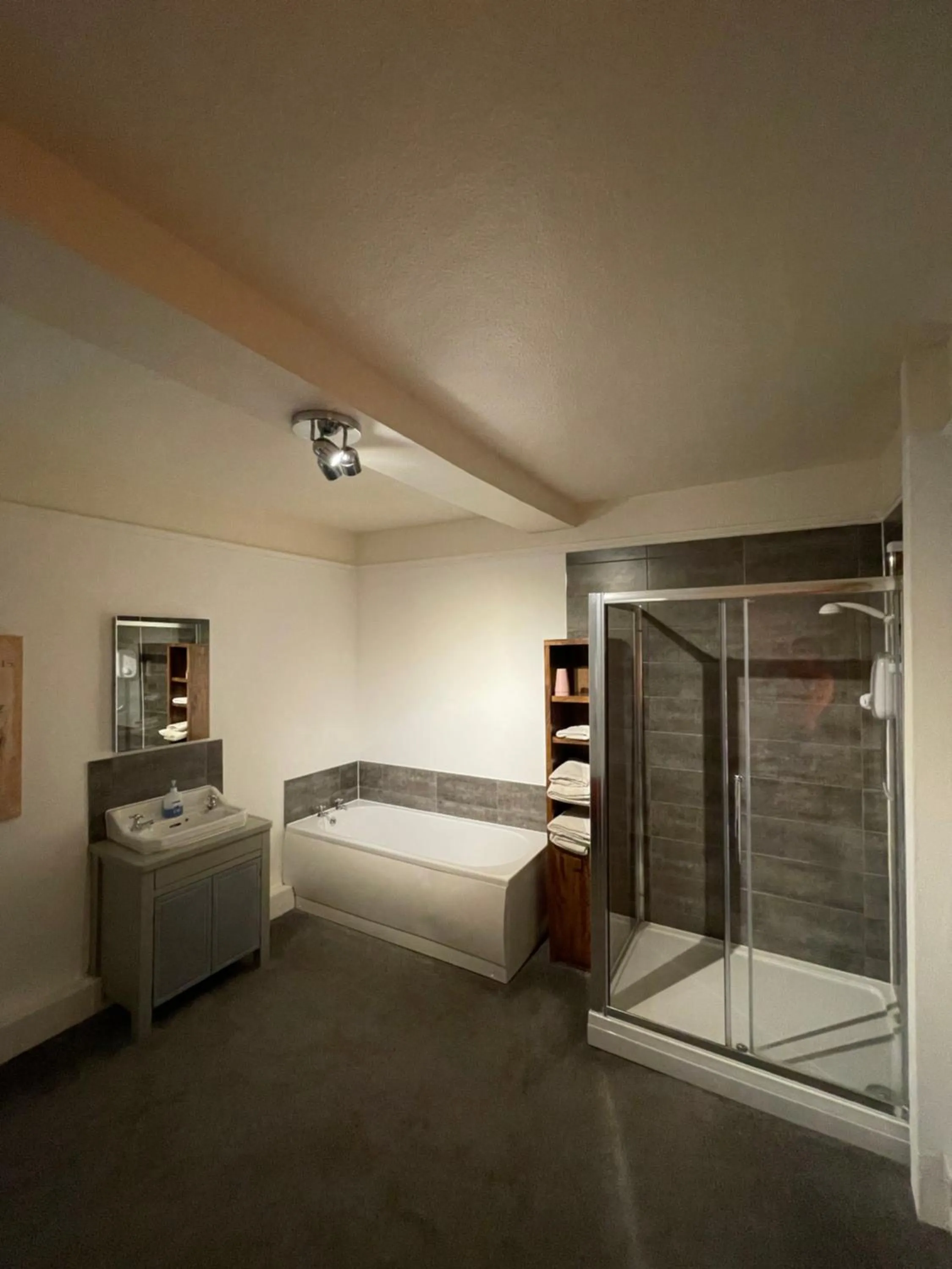 Bathroom, Bed in Abbey Farm Bed And Breakfast