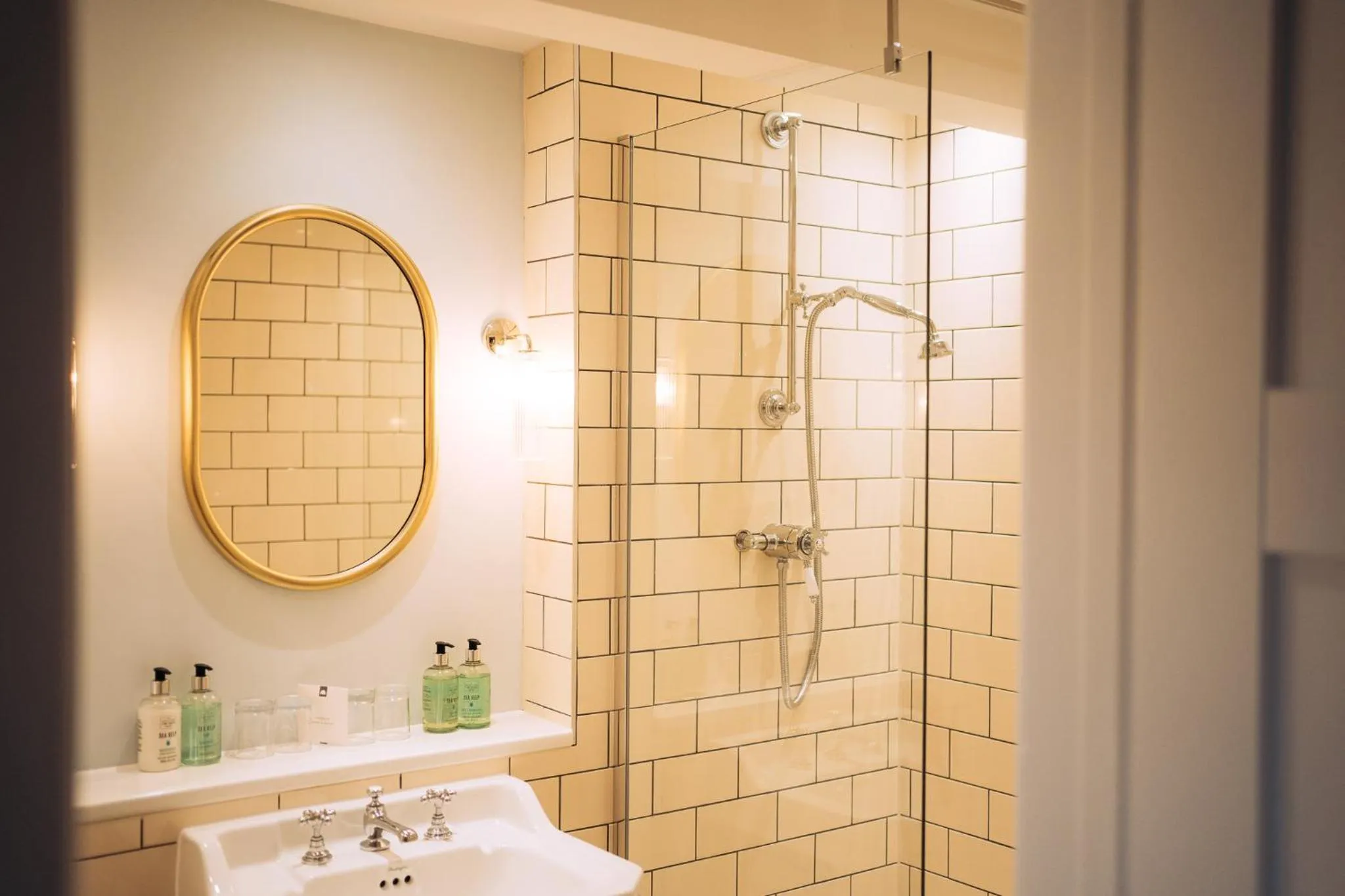 Shower in The Royal Lion Hotel