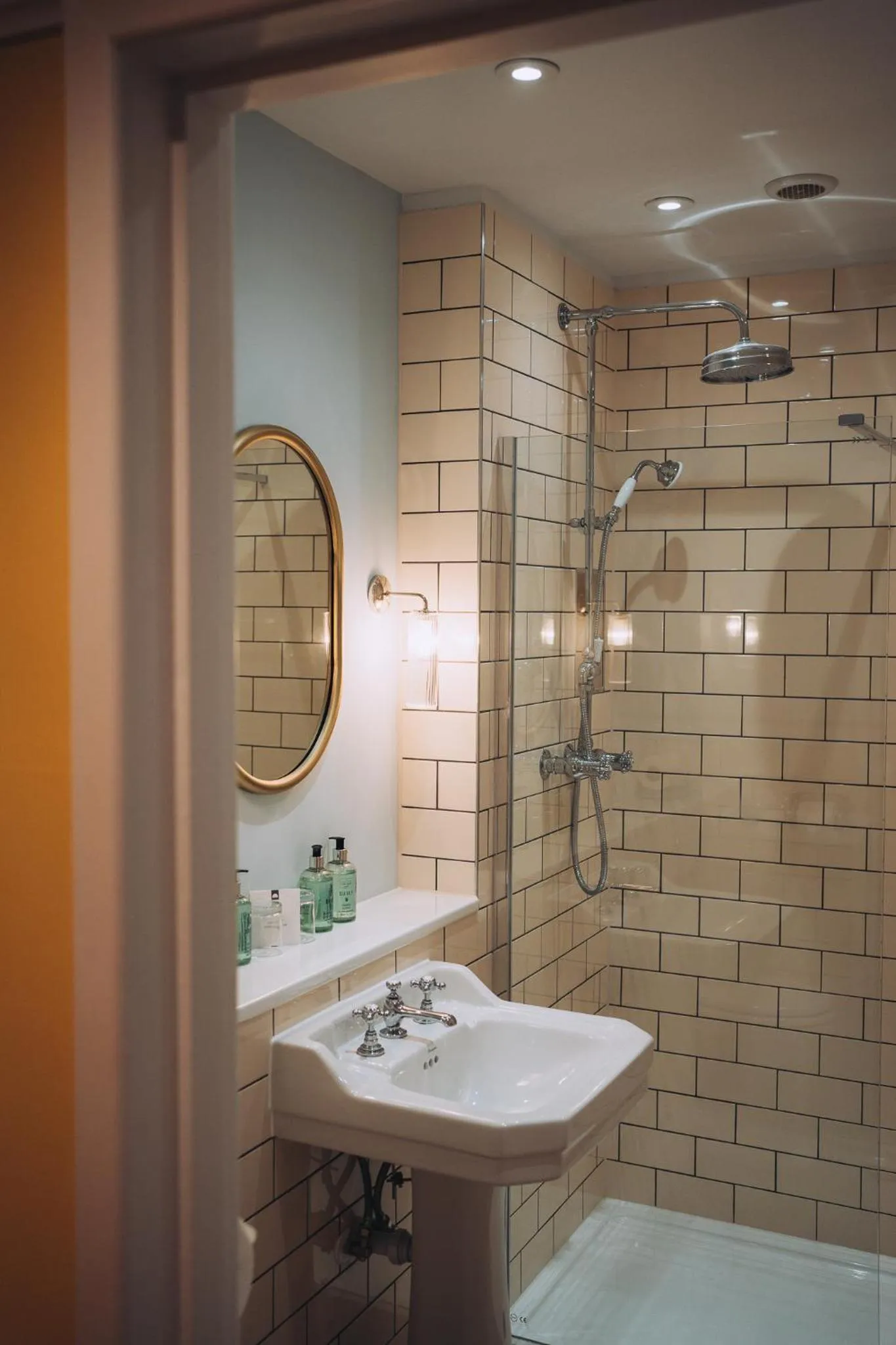 Shower in The Royal Lion Hotel