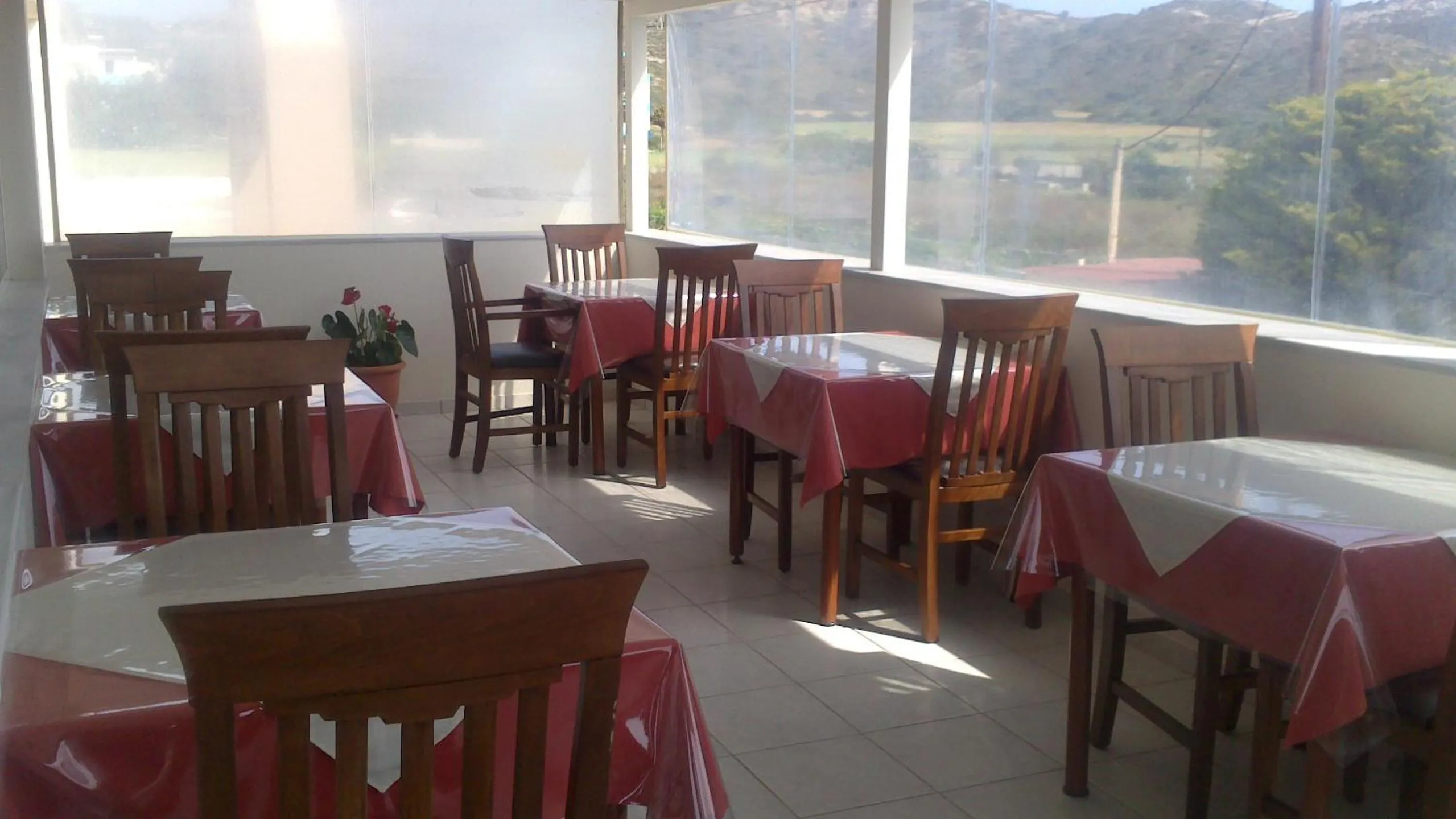 Restaurant/places to eat in Hotel Athinoula