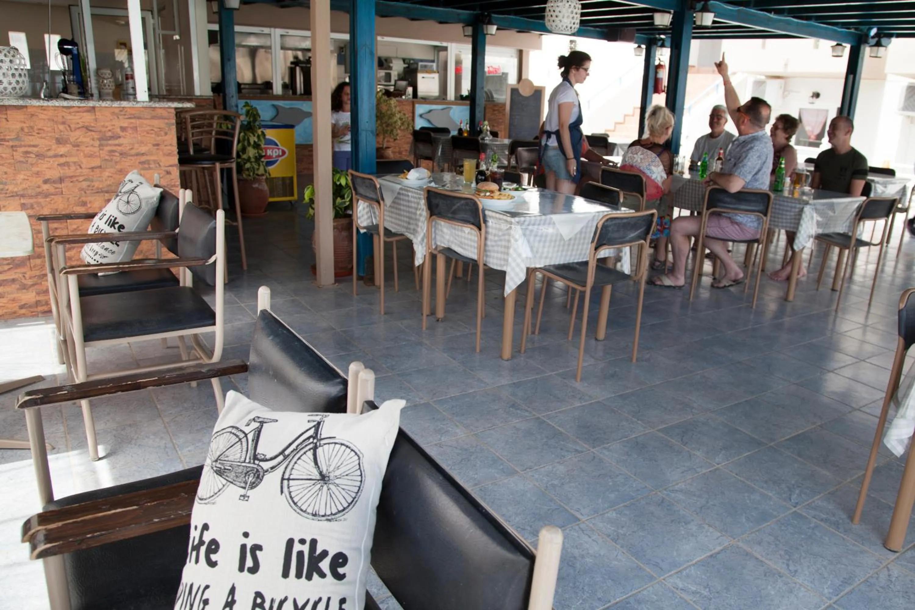 Restaurant/places to eat in Hotel Athinoula