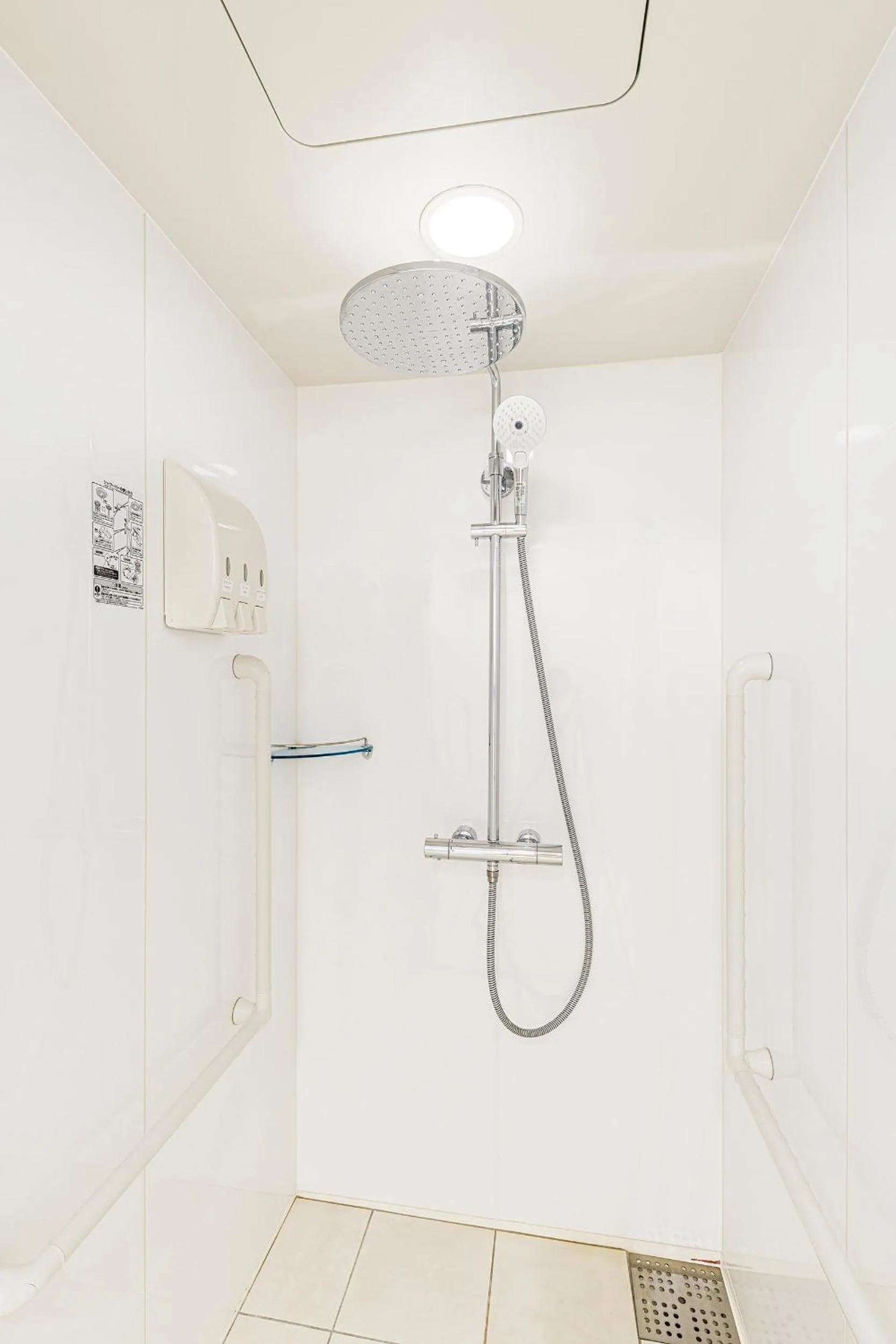 Shower in Fraser Residence Nankai Osaka