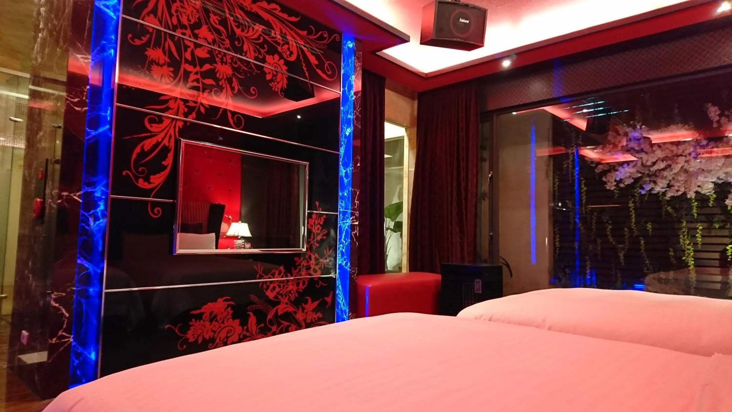 Bed in The Yorker Deluxe Motel