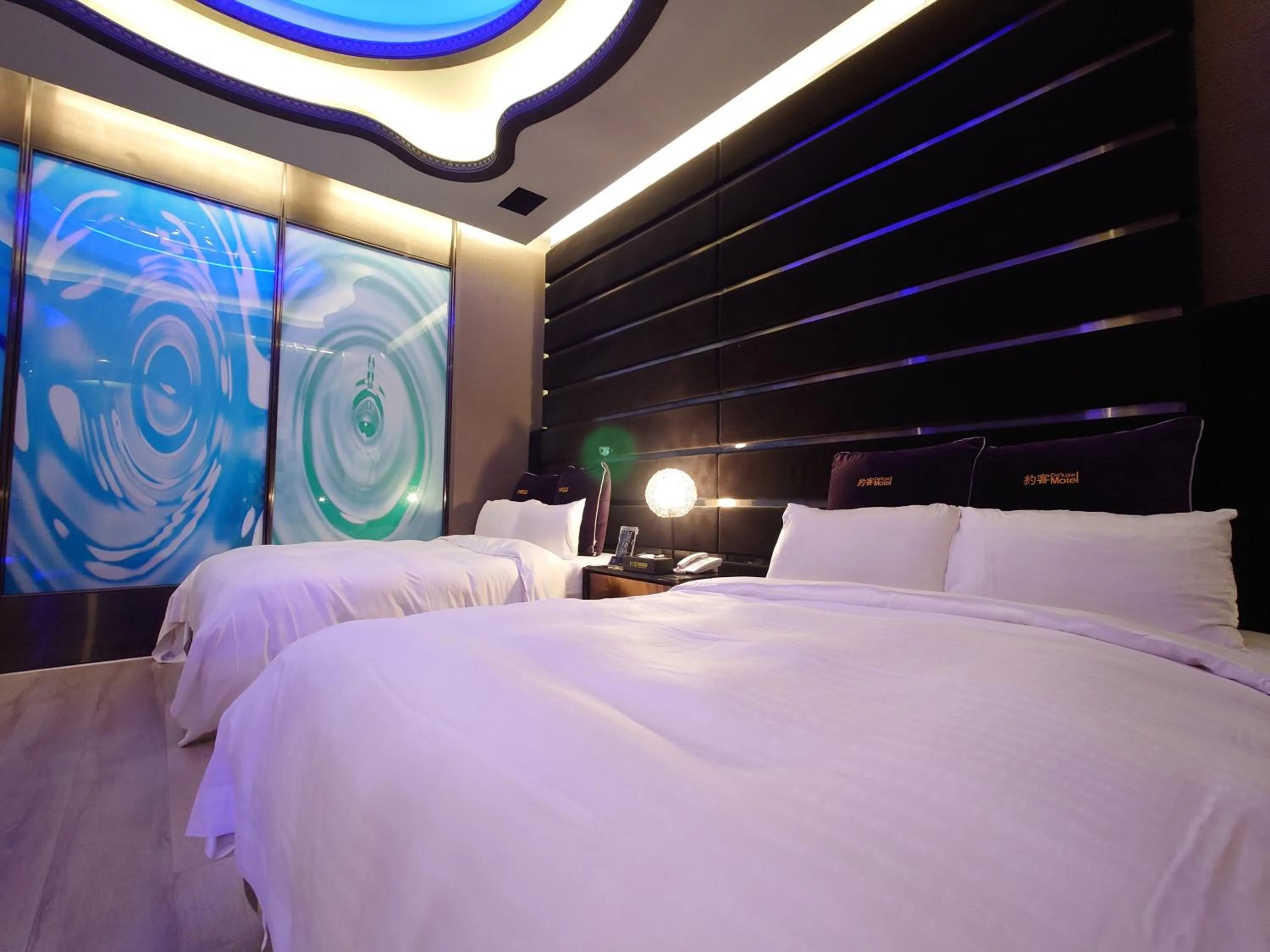 Bed in The Yorker Deluxe Motel