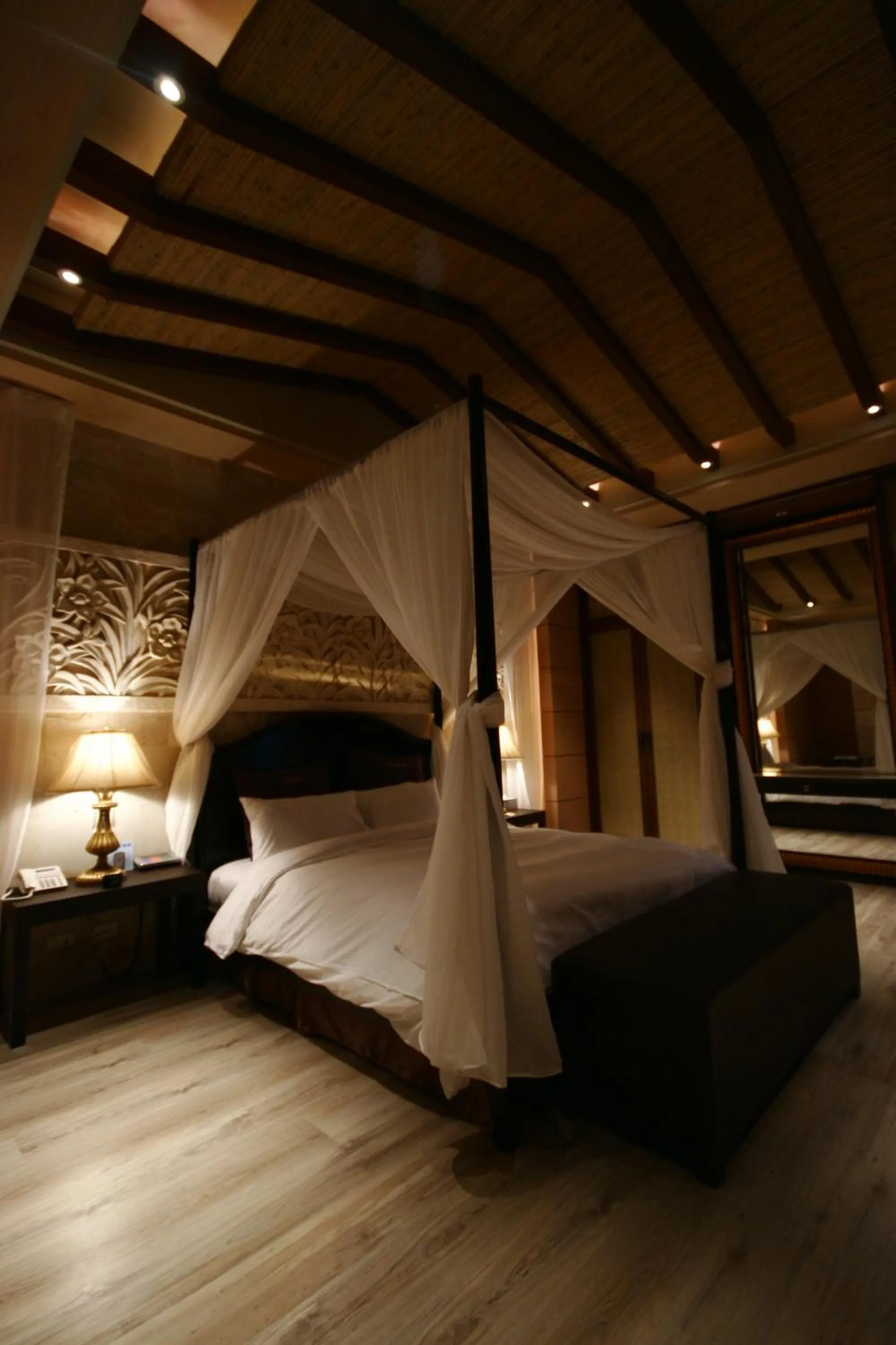 Bed in The Yorker Deluxe Motel