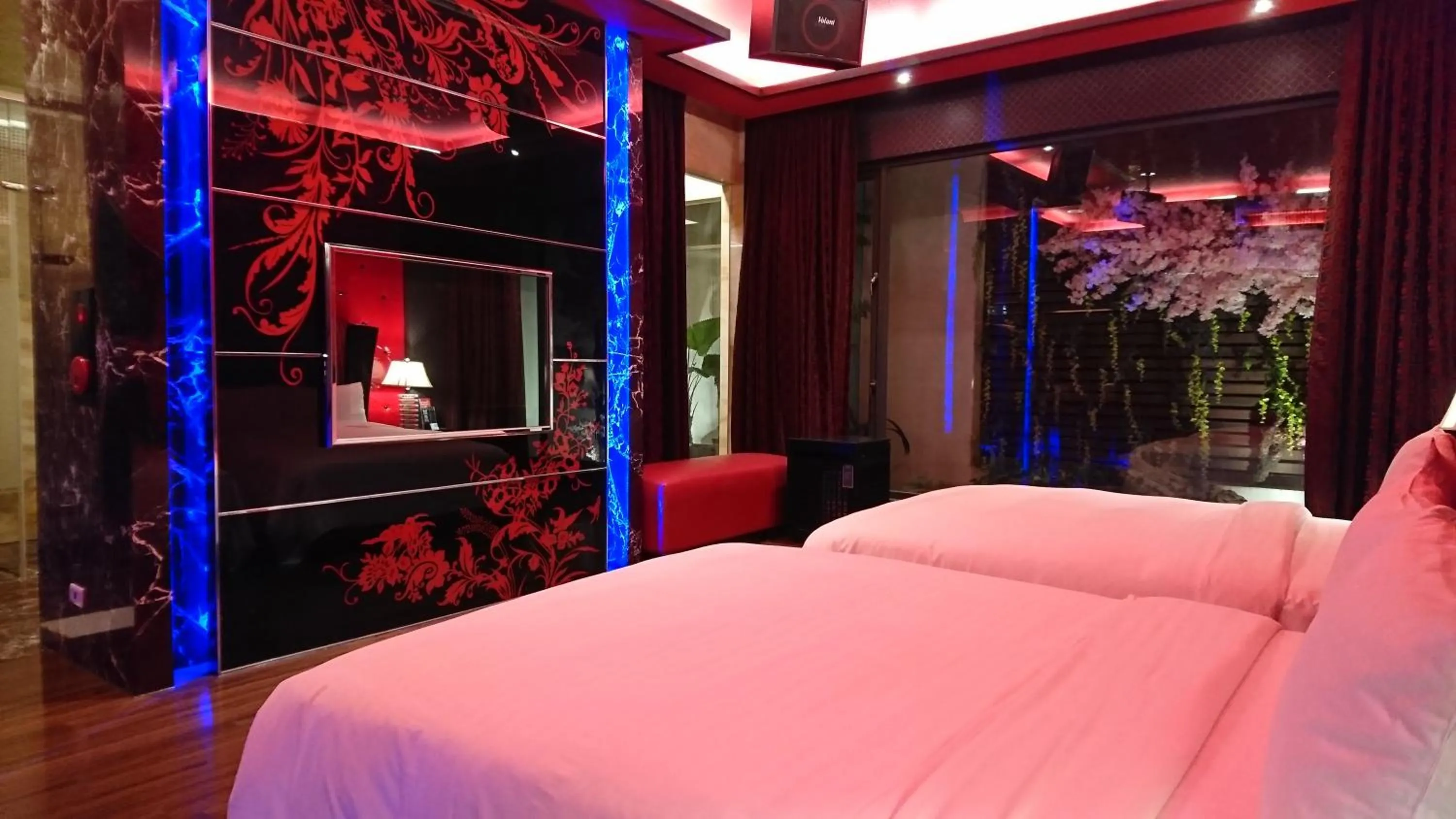 Bed in The Yorker Deluxe Motel