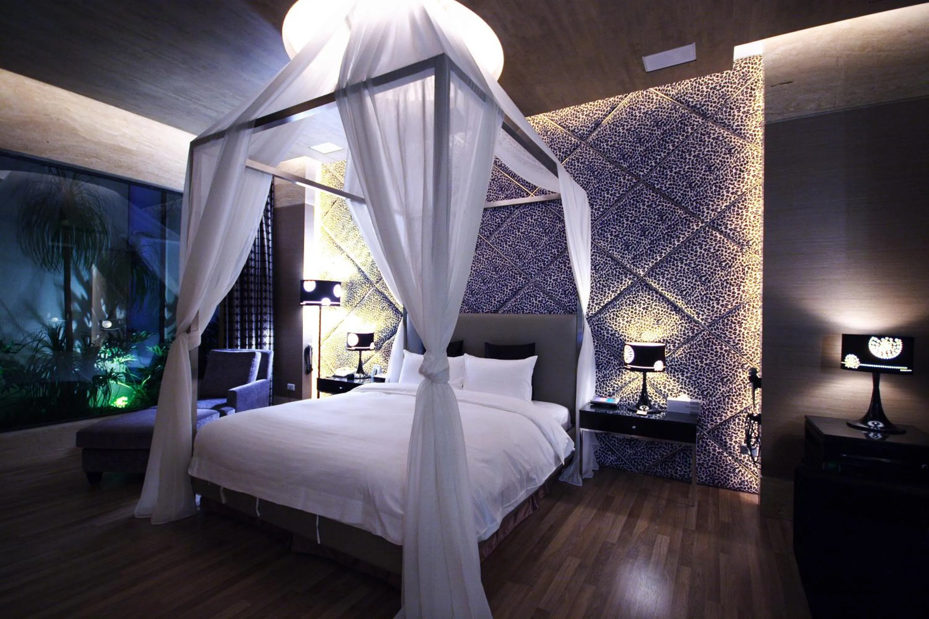 Bed in The Yorker Deluxe Motel