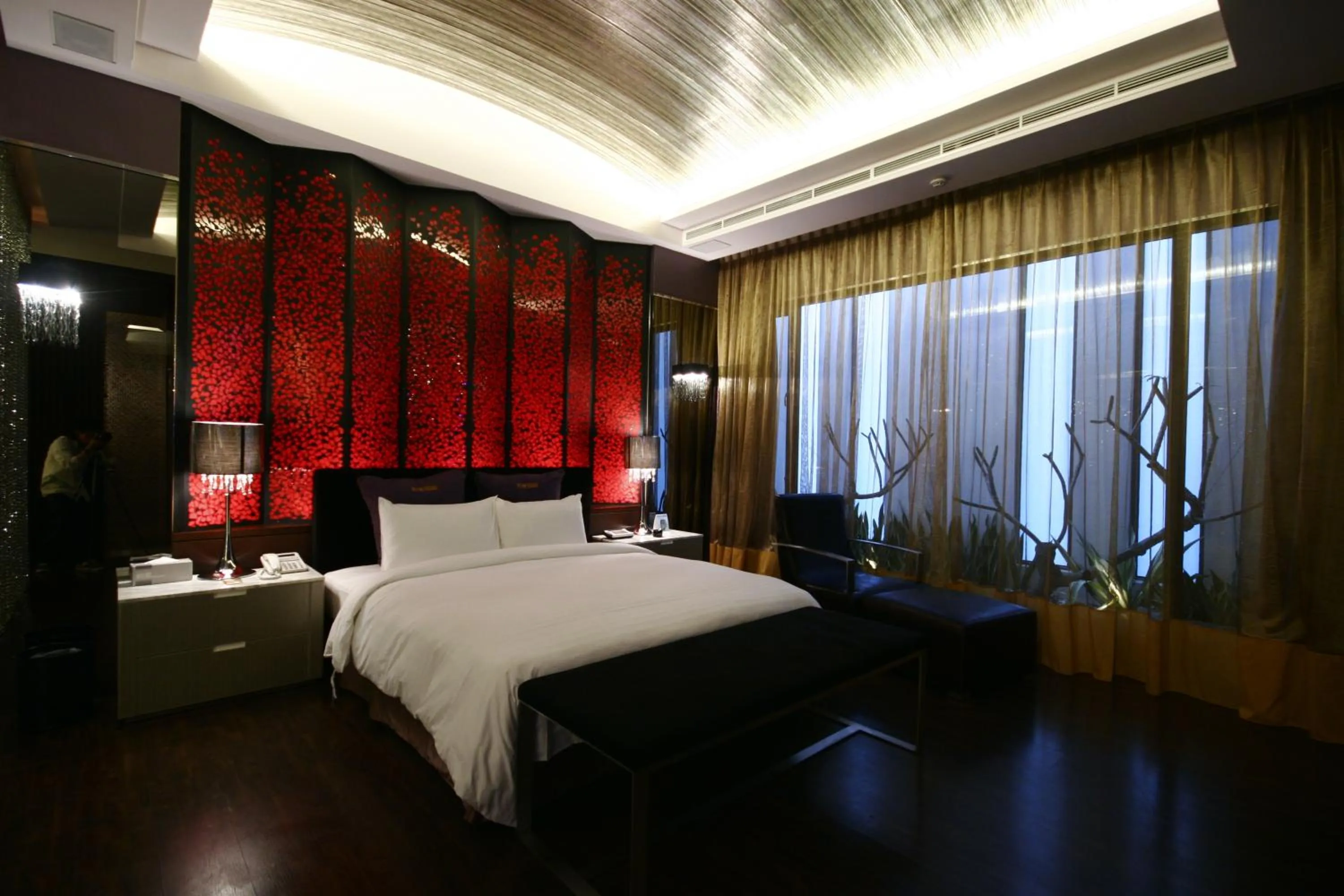 Bed in The Yorker Deluxe Motel