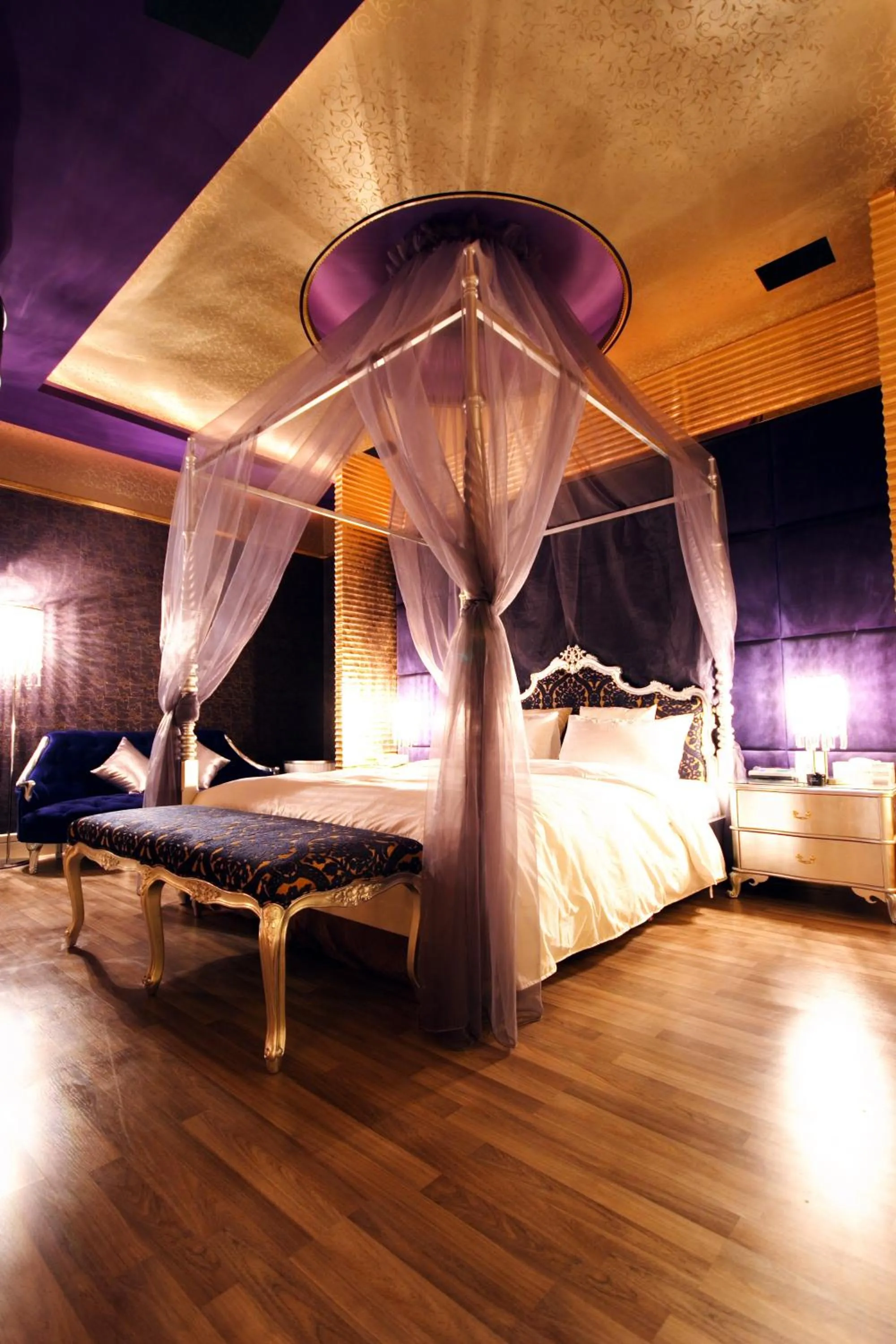 Bed in The Yorker Deluxe Motel