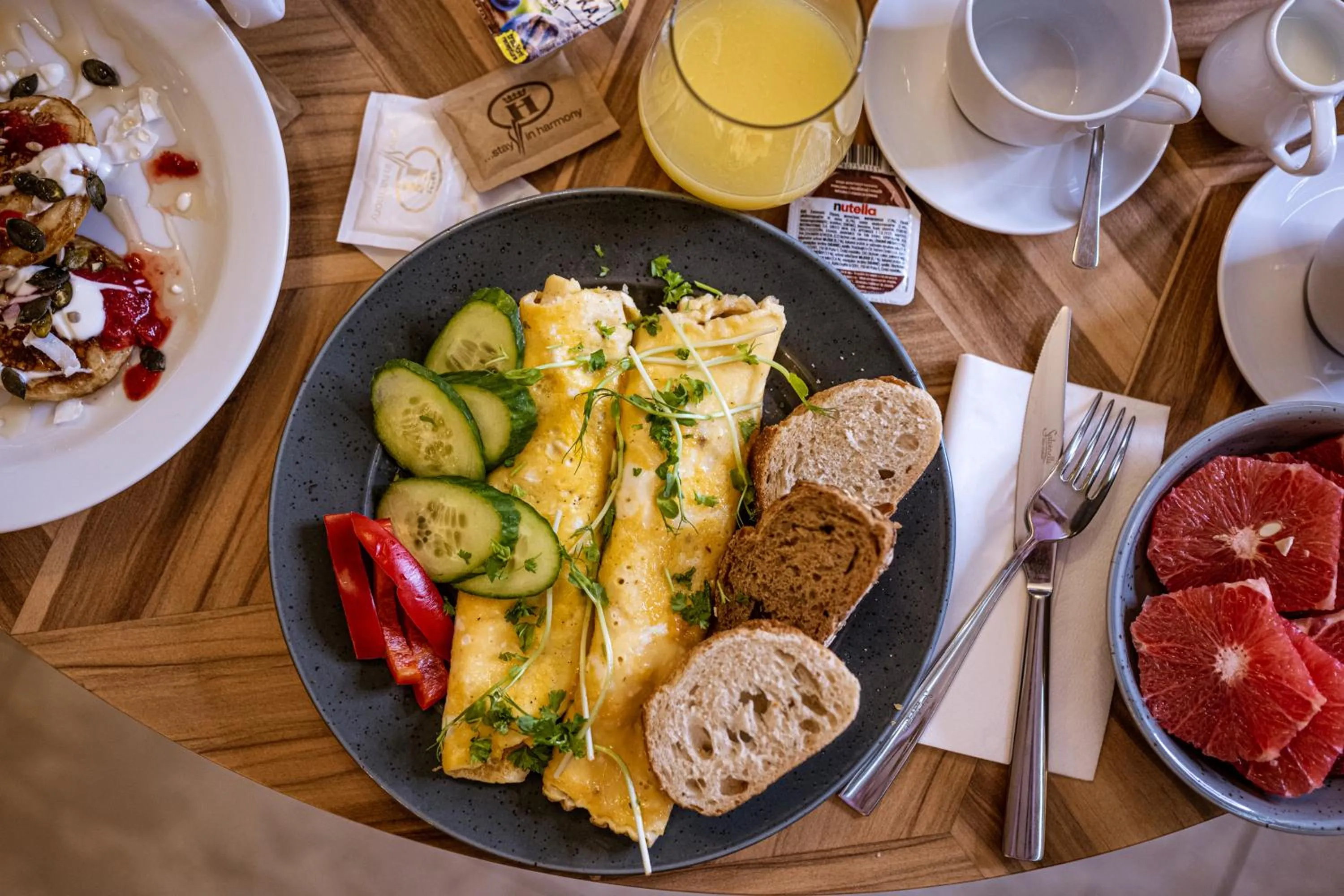 Restaurant/places to eat in Harmony Club Hotel