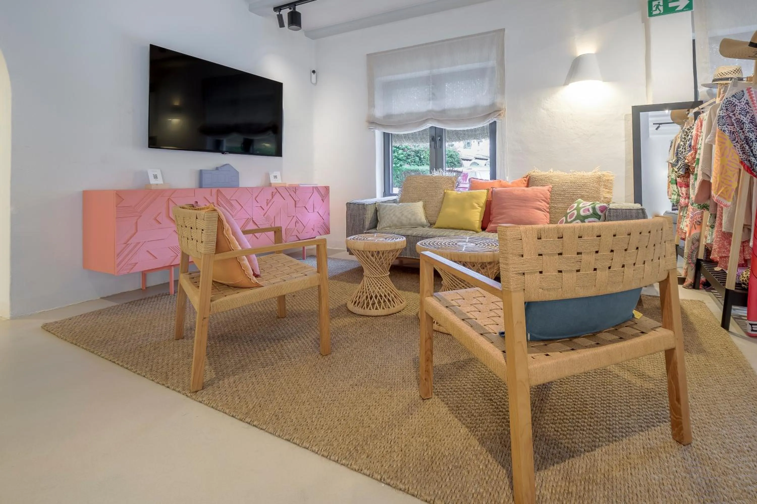 Communal lounge/ TV room in Boutique Hotel Los Limoneros