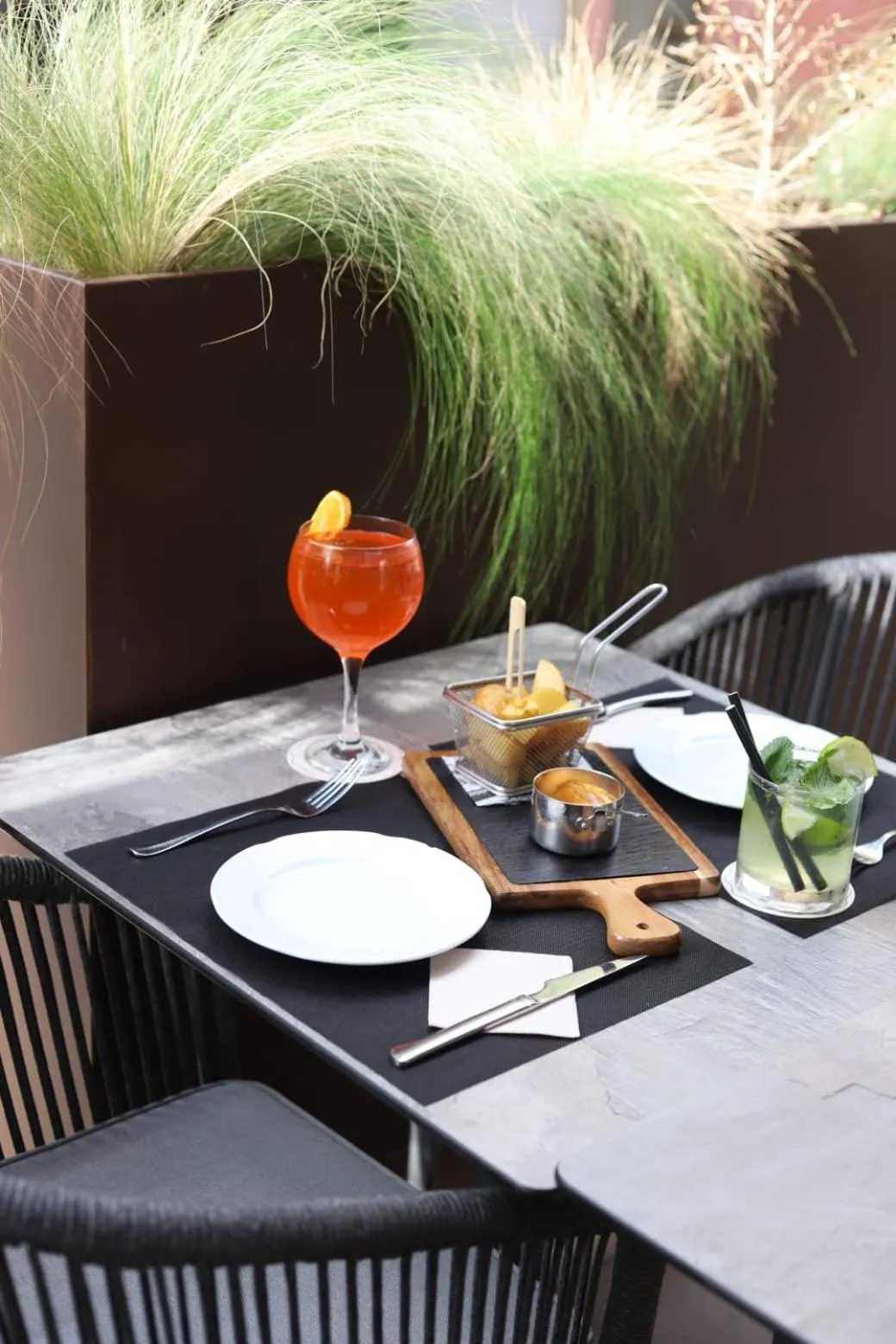 Restaurant/places to eat in New Hotel Colon