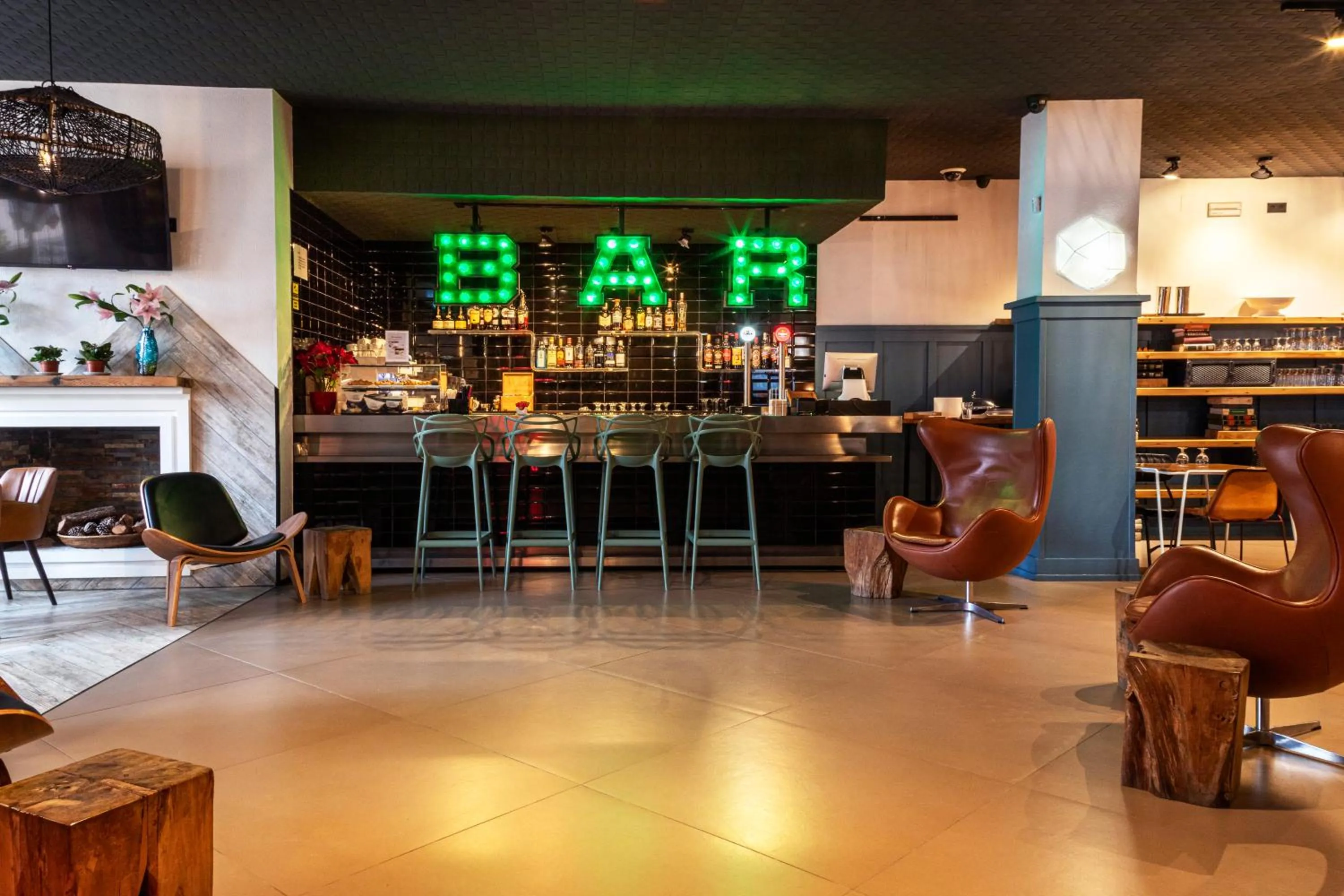 Restaurant/places to eat in New Hotel Colon