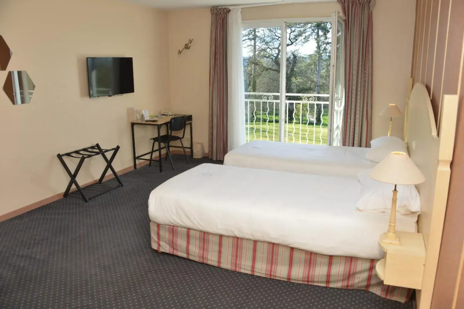 Property building, Bed in Best Western Golf d'Albon Property building, Bed in Best Western Golf d'Albon