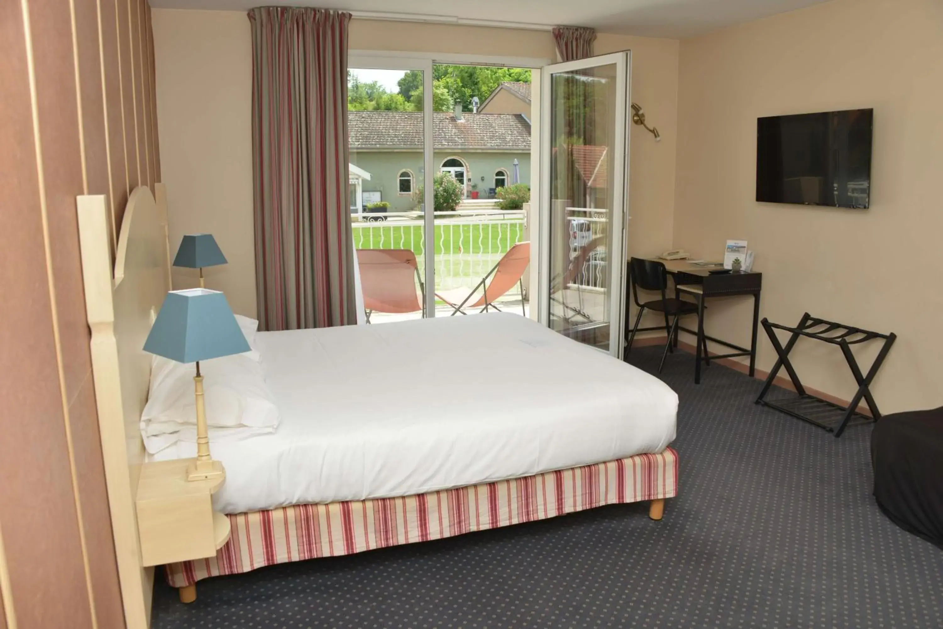 Photo of the whole room, Bed in Best Western Golf d'Albon Photo of the whole room, Bed in Best Western Golf d'Albon