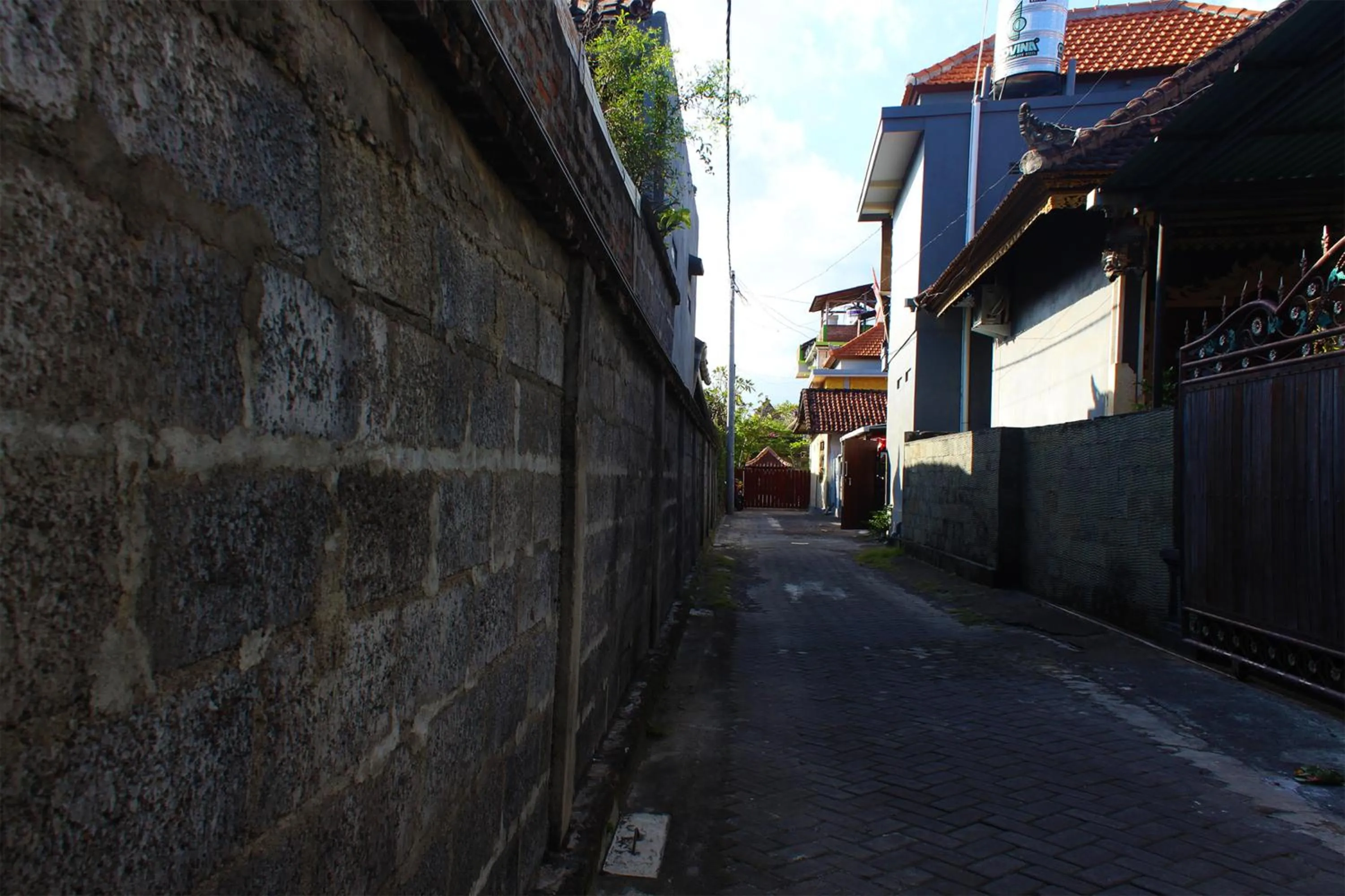 Facade/entrance in CR Tris Rooms Seminyak